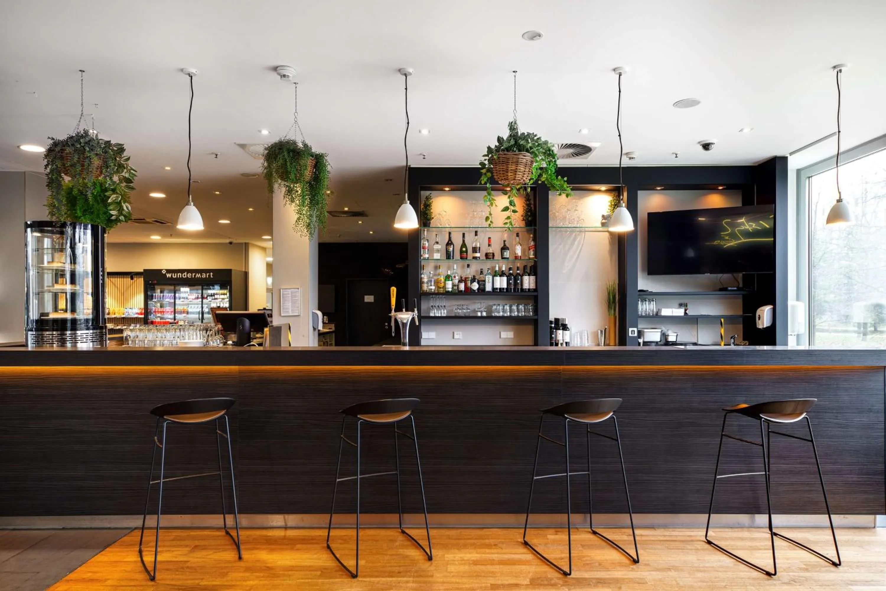 Lounge or bar in Park Inn by Radisson Frankfurt Airport