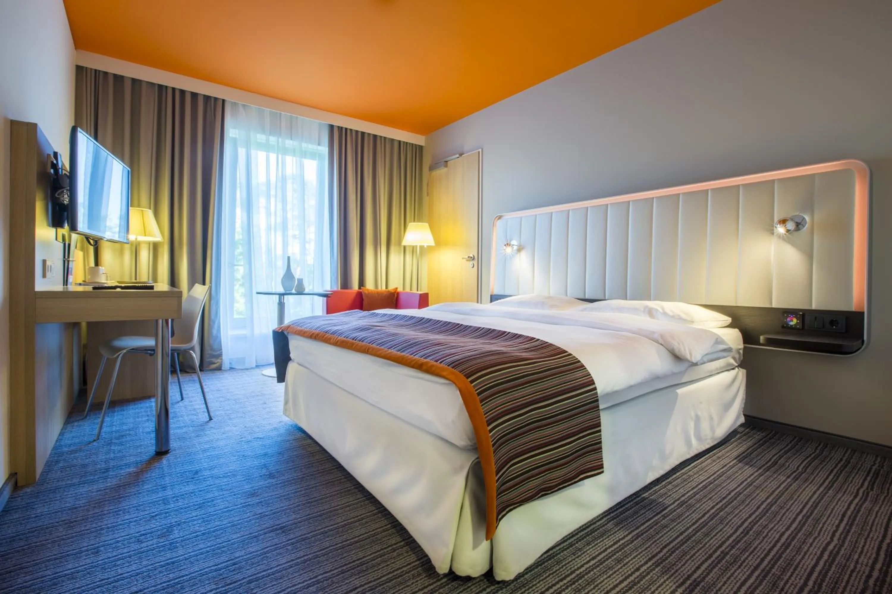 Day, Bed in Park Inn by Radisson Frankfurt Airport