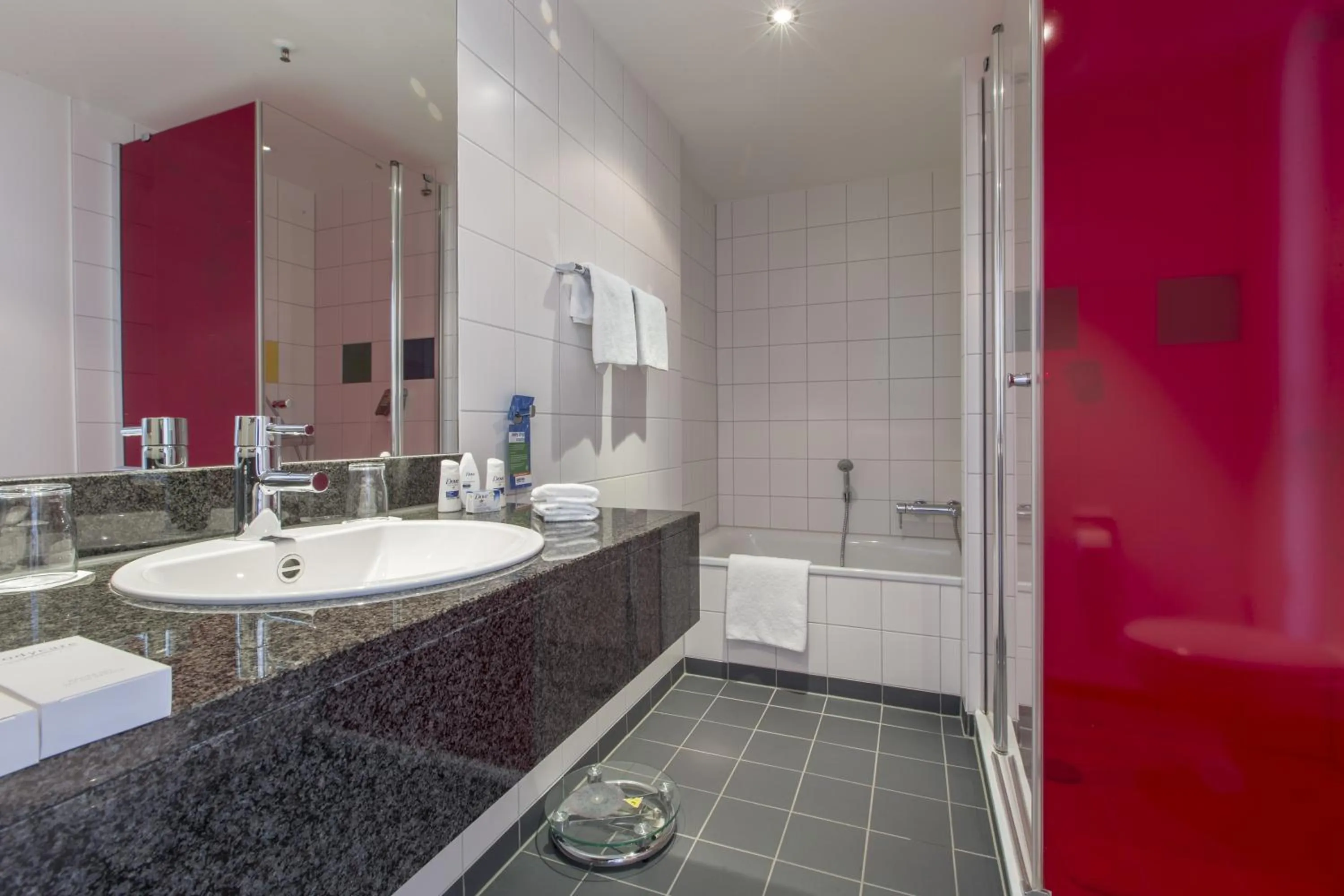 Bathroom in Park Inn by Radisson Frankfurt Airport