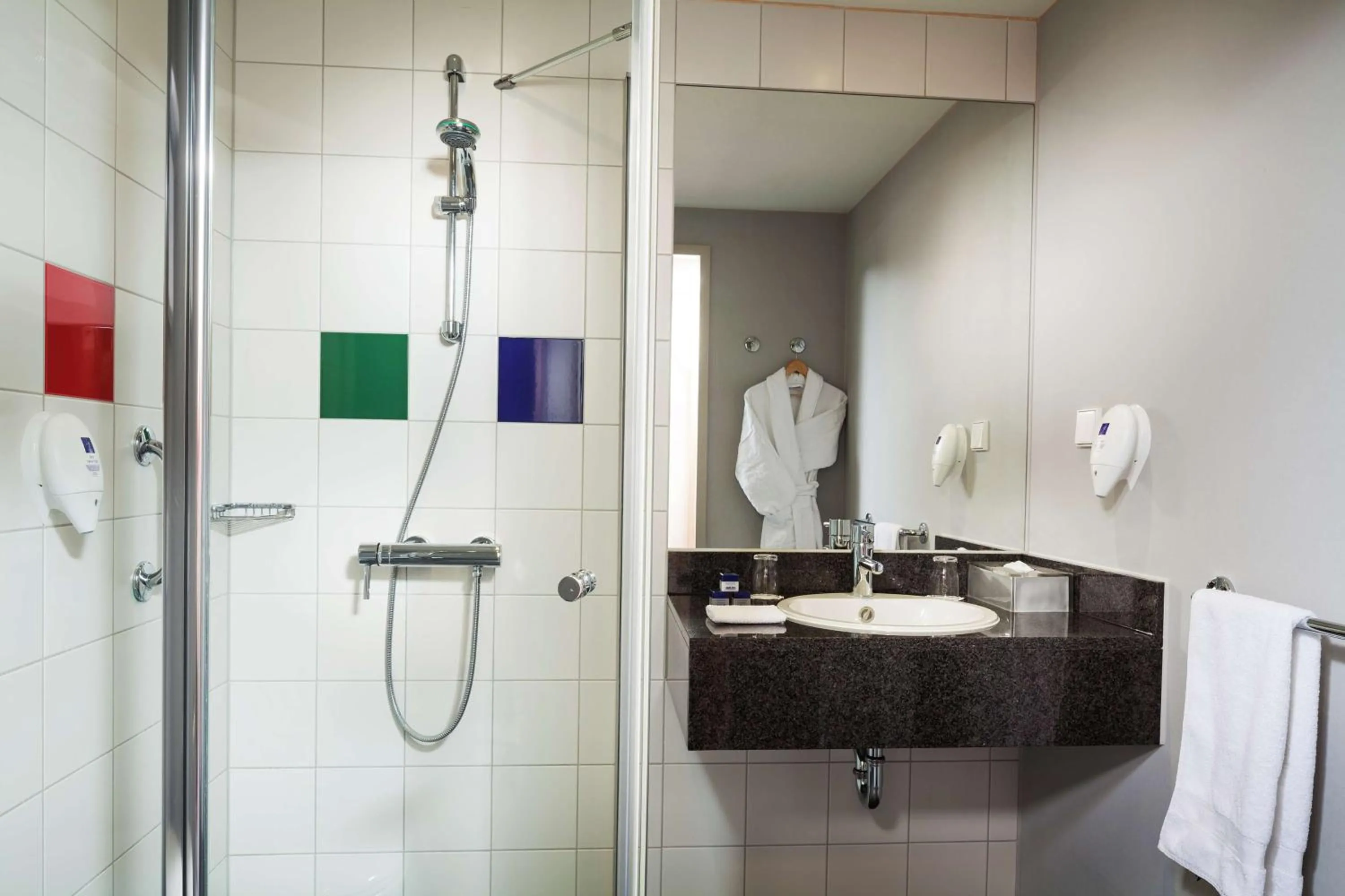 Bathroom in Park Inn by Radisson Frankfurt Airport