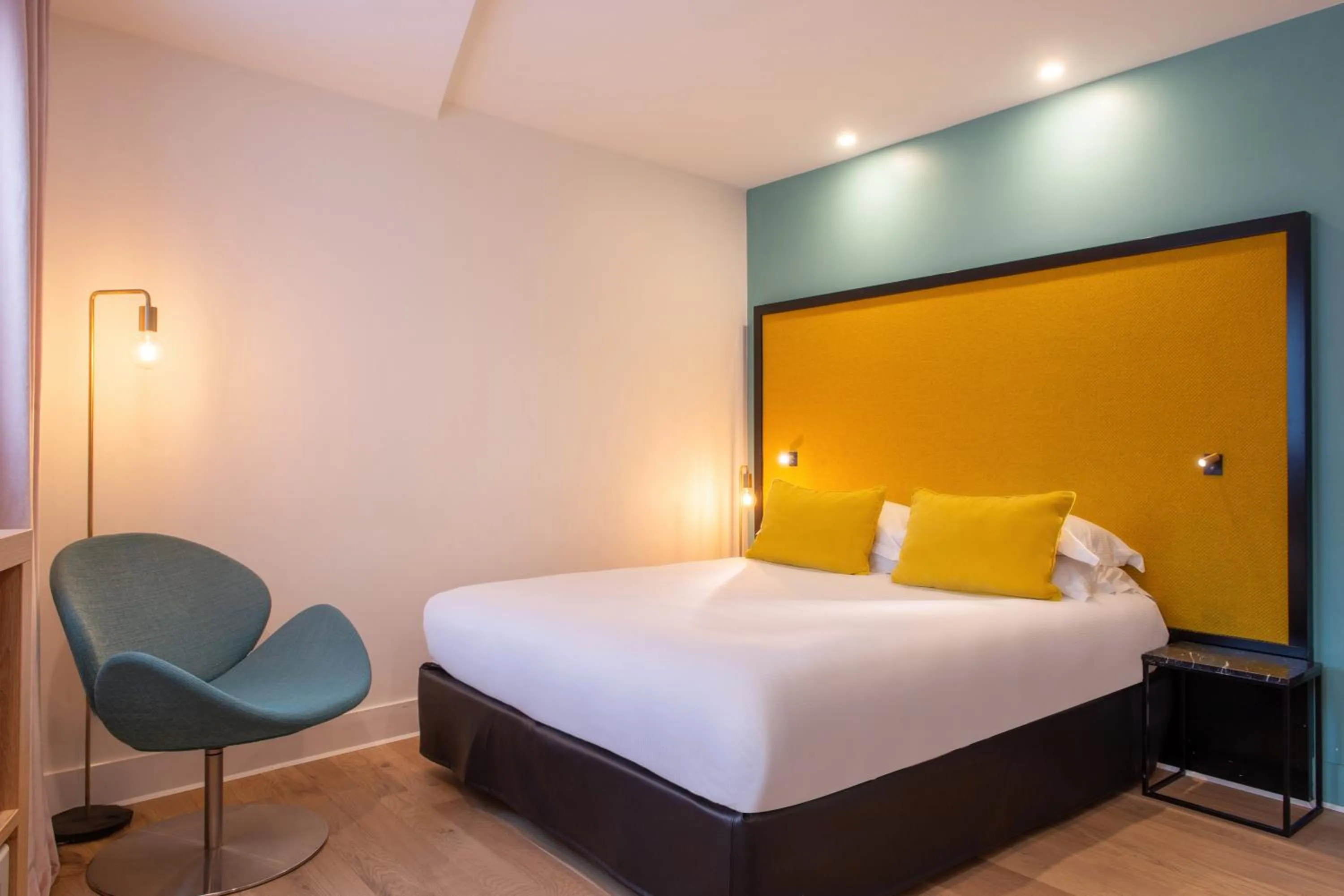 Photo of the whole room, Bed in Arc De Triomphe