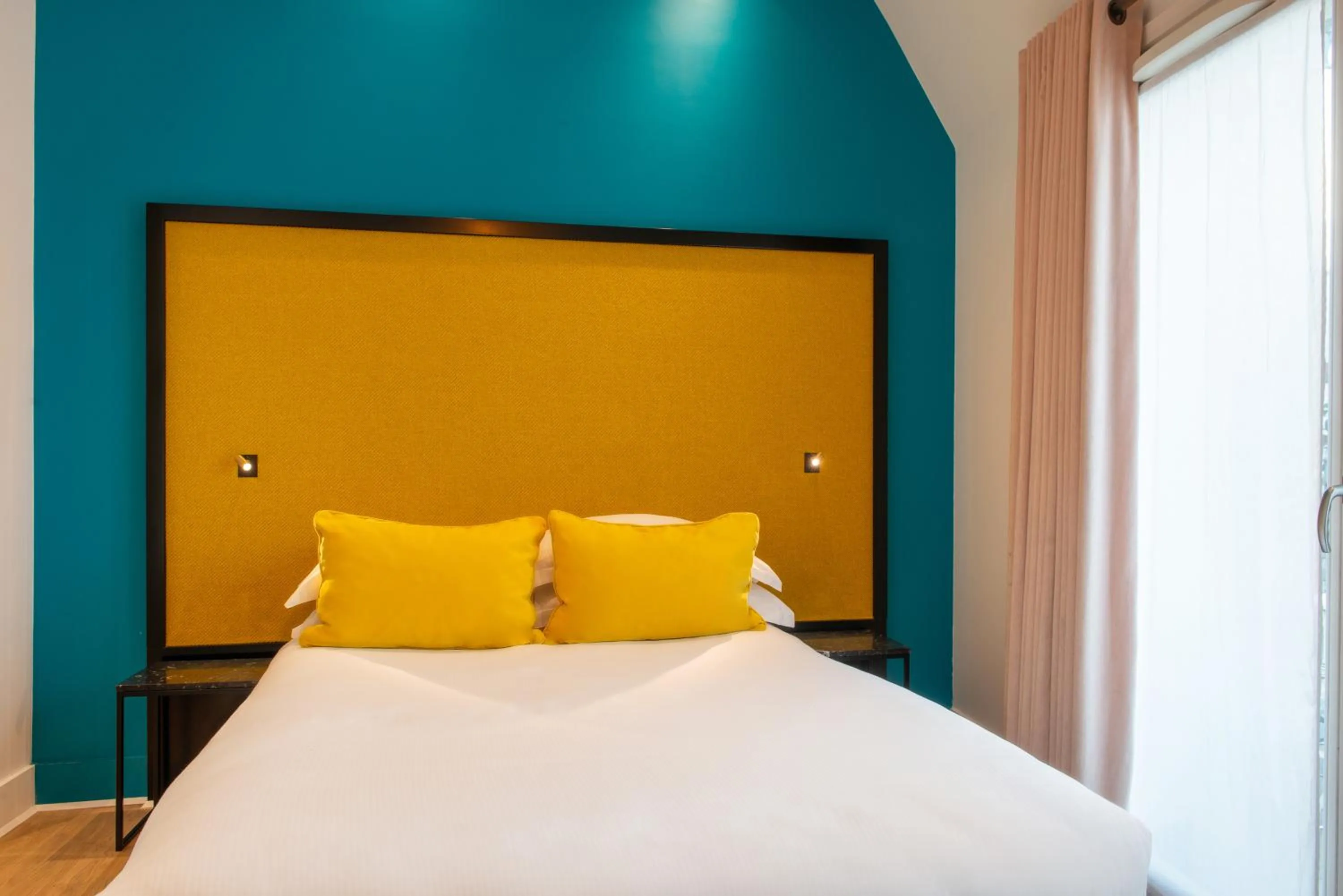 Bed in Arc De Triomphe