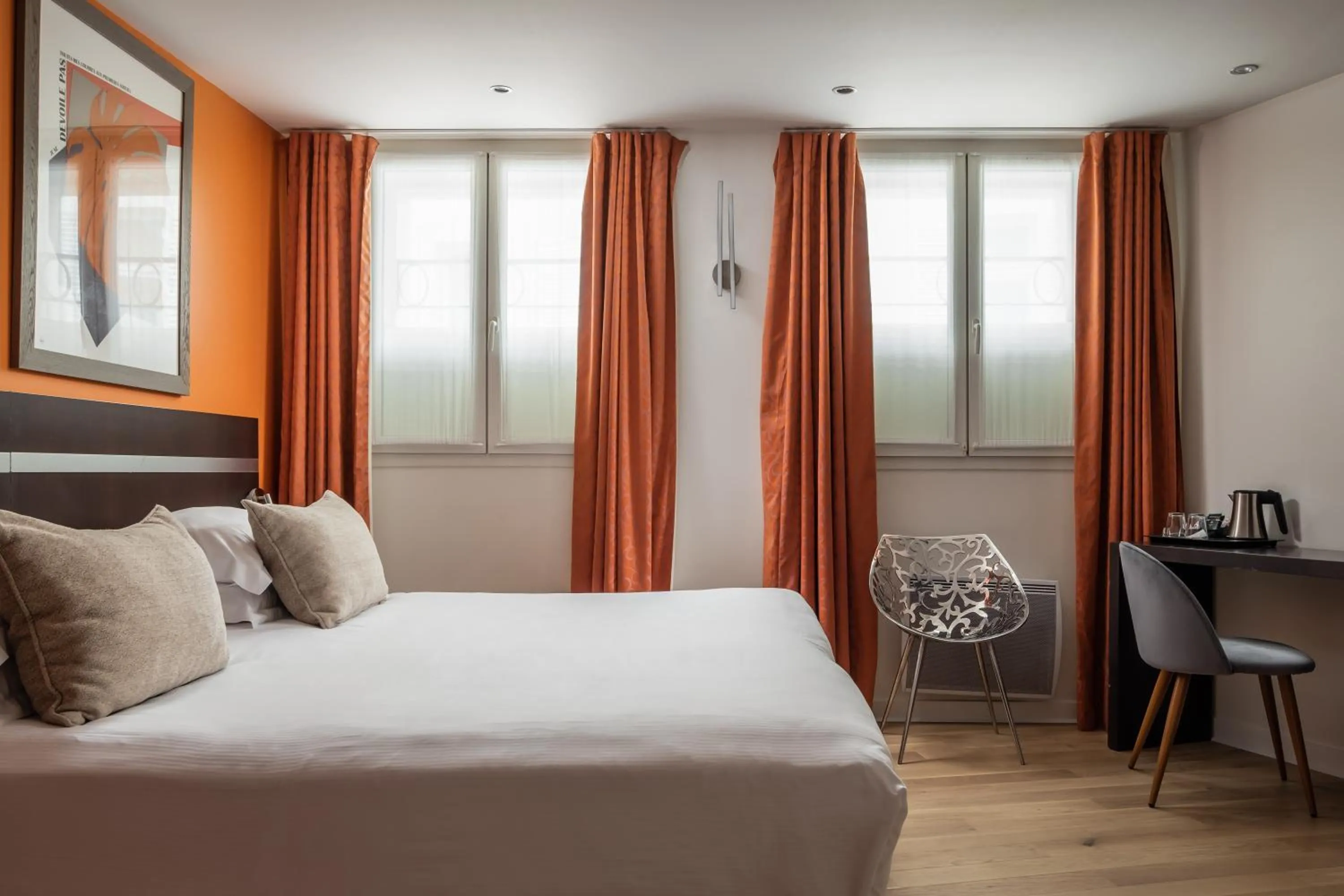 Bed in Arc De Triomphe