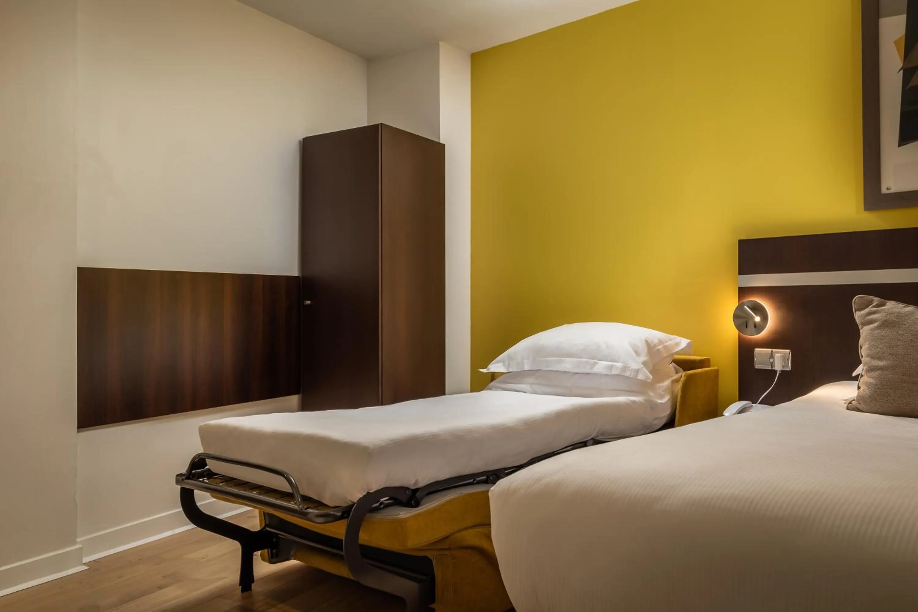 Bed in Arc De Triomphe