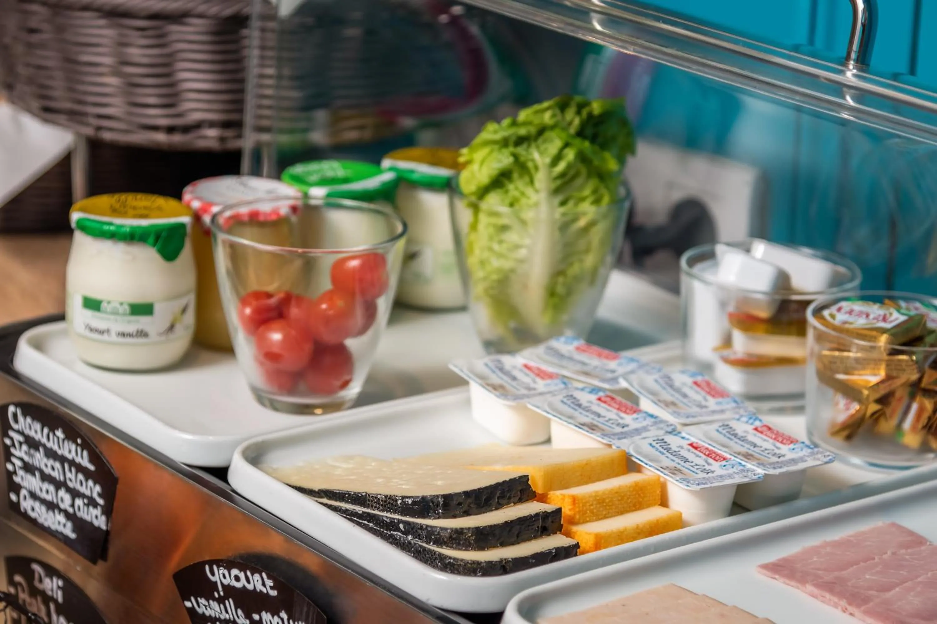 Buffet breakfast in Arc De Triomphe