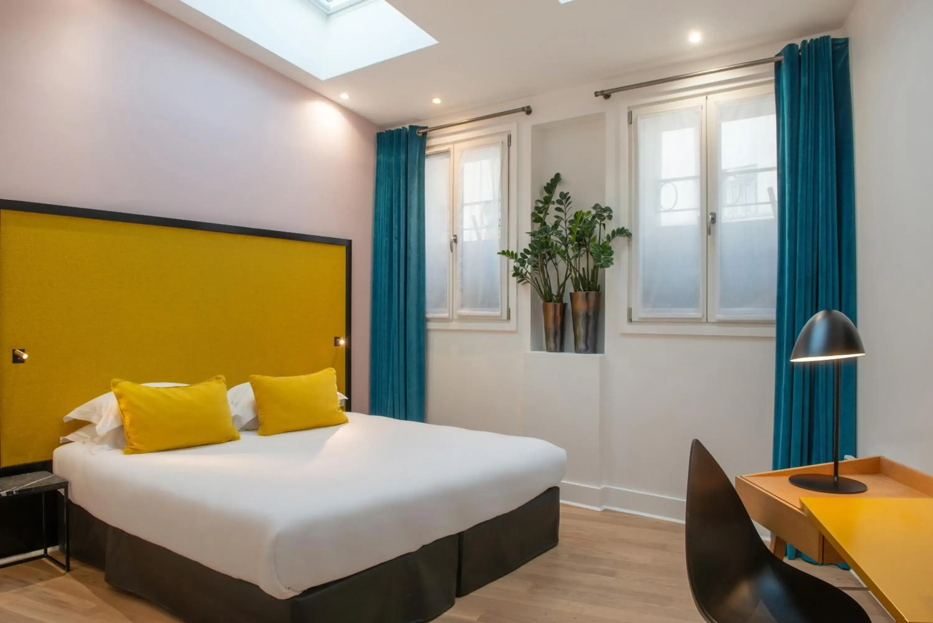 2 Adjacent Double Rooms Family Suite in Arc De Triomphe 2 Adjacent Double Rooms Family Suite in Arc De Triomphe