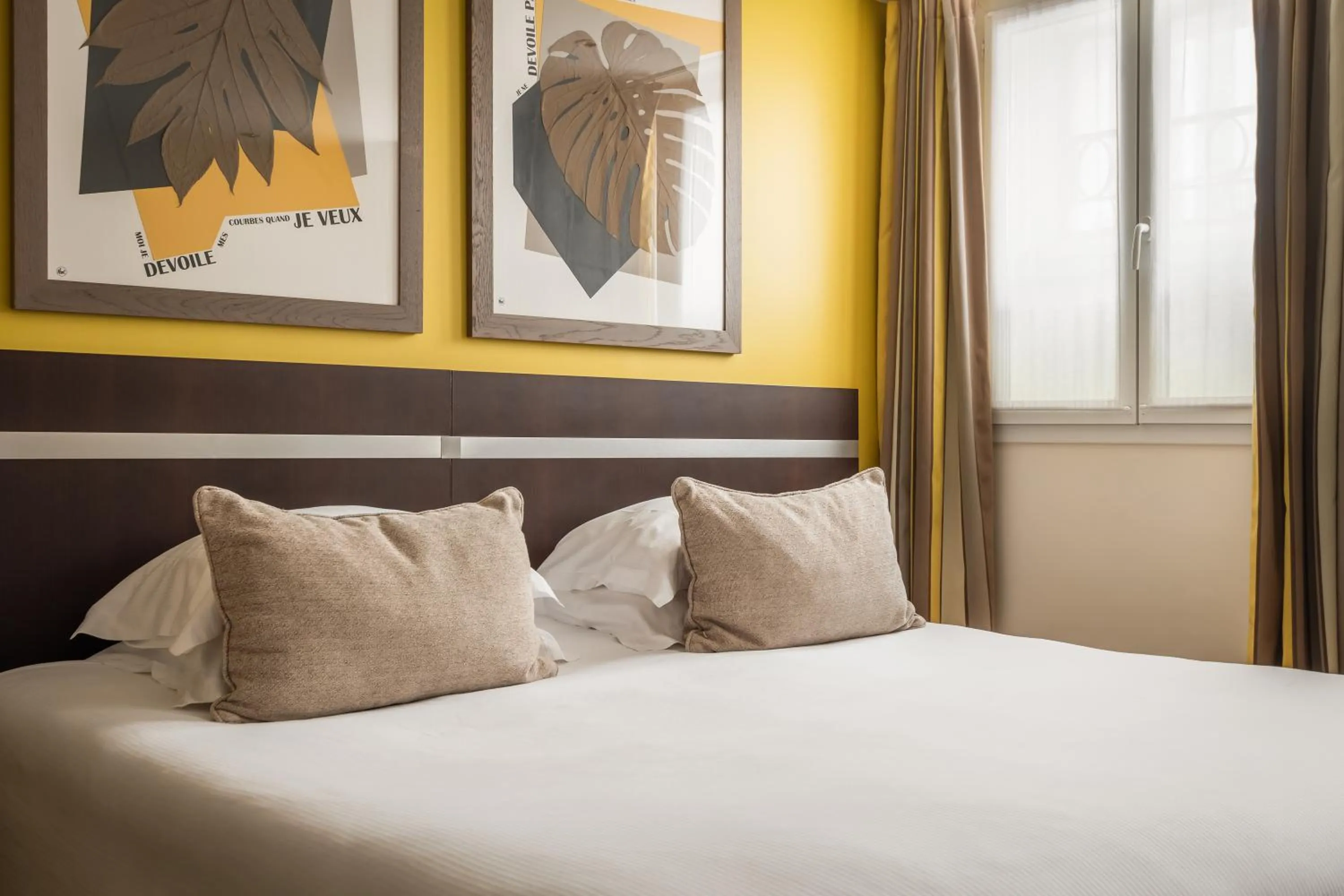 Bed in Arc De Triomphe