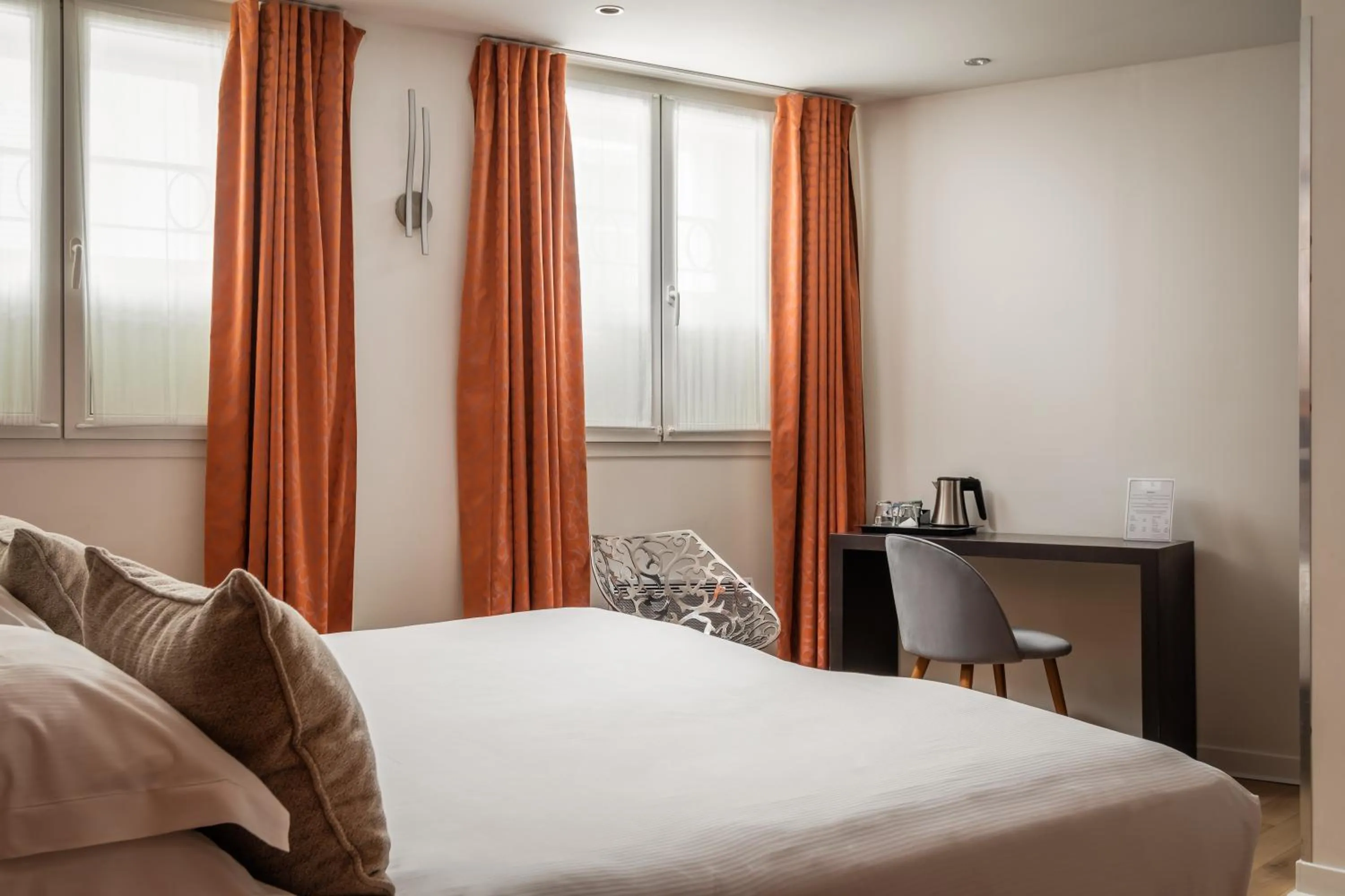 Seating area, Bed in Arc De Triomphe