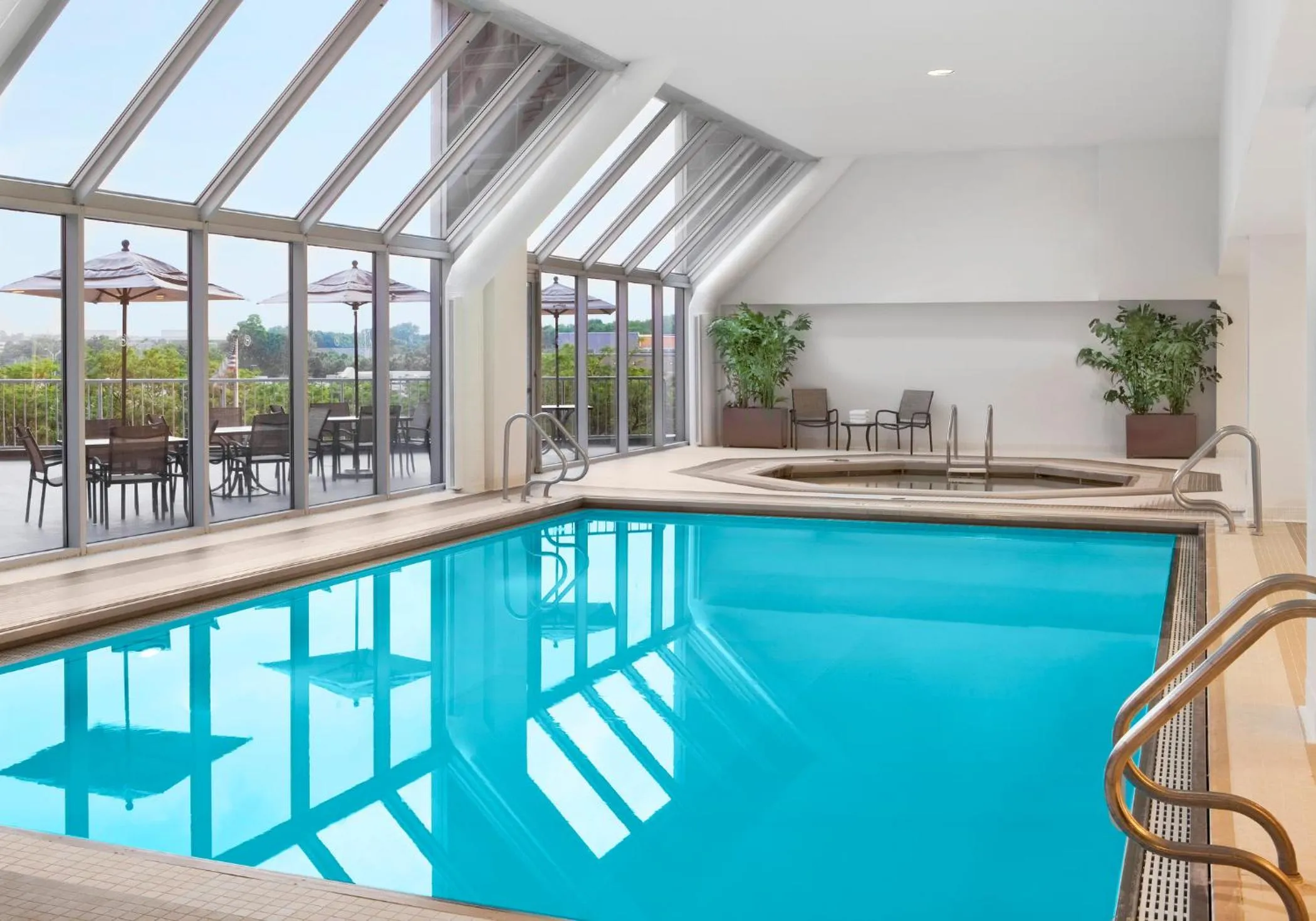 Swimming pool in Sheraton Indianapolis Hotel at Keystone Crossing