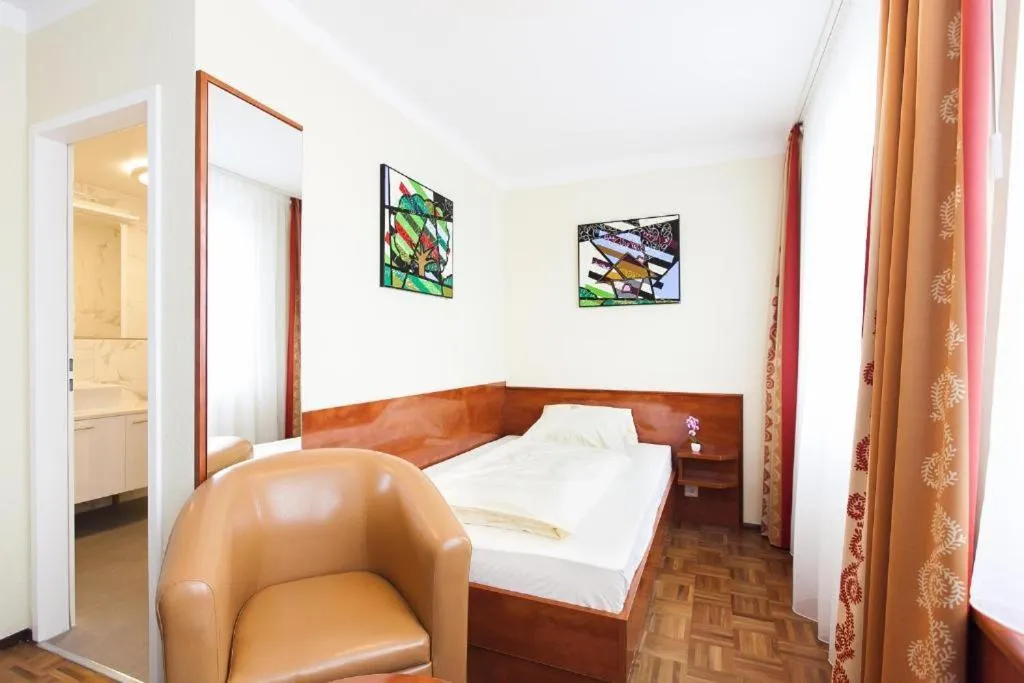 Bedroom, Bed in Hotel am Berliner Platz