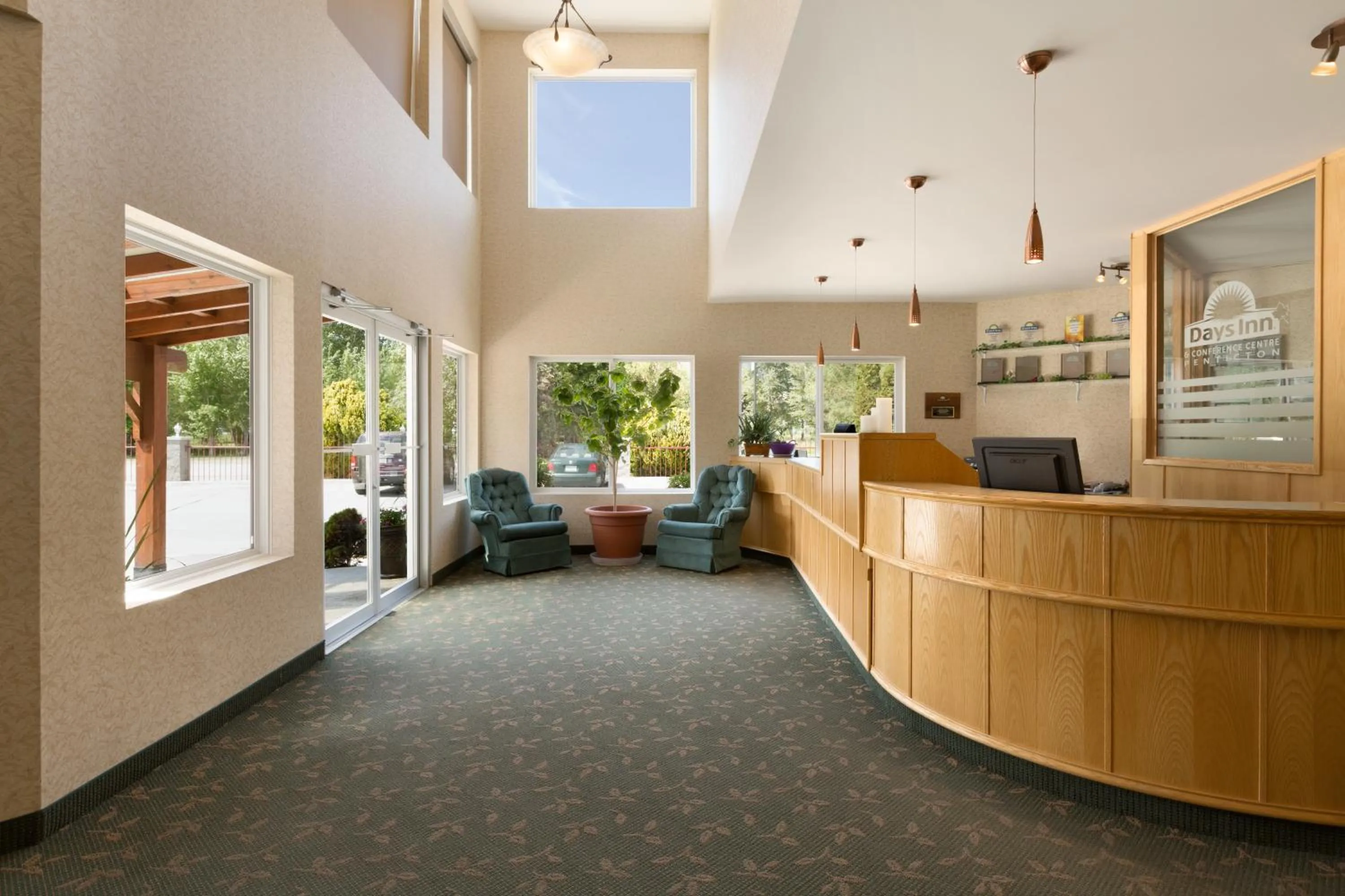 Lobby or reception in Days Inn by Wyndham Penticton Conference Centre