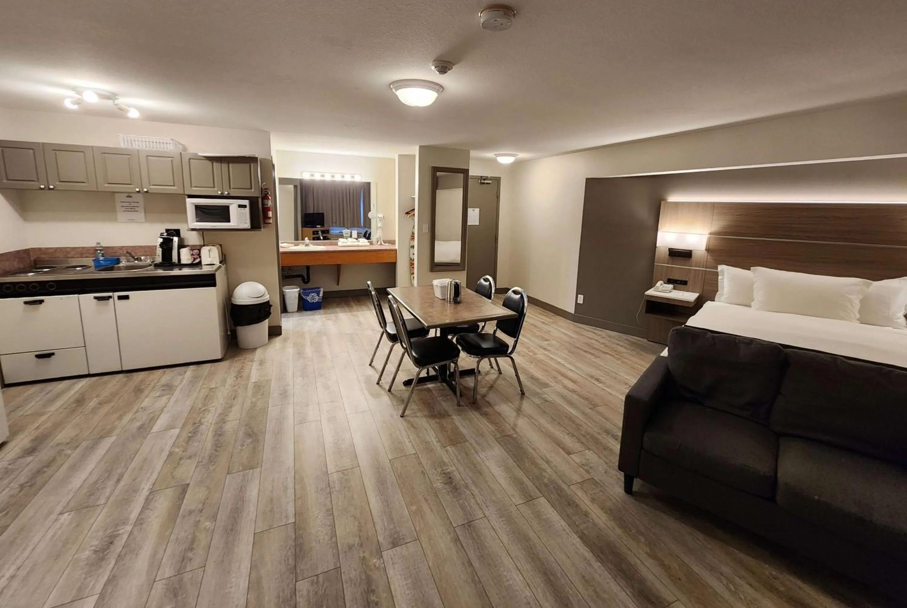 Photo of the whole room, Bed in Days Inn by Wyndham Penticton Conference Centre