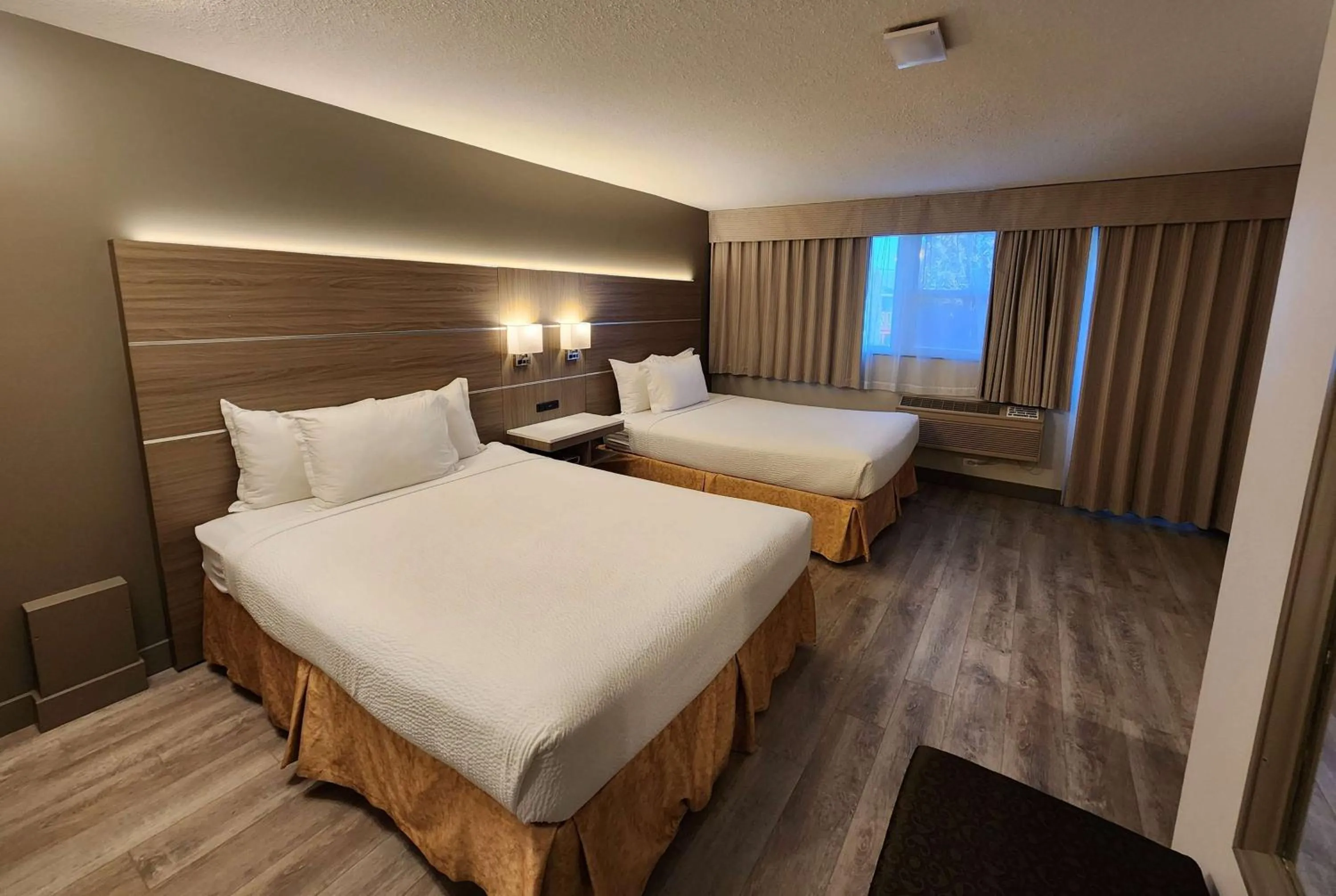 Photo of the whole room, Bed in Days Inn by Wyndham Penticton Conference Centre
