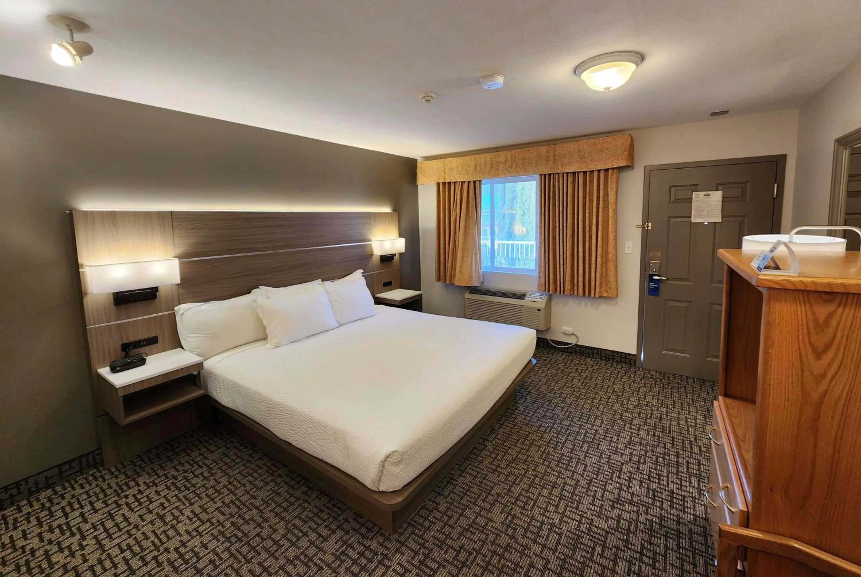 Photo of the whole room, Bed in Days Inn by Wyndham Penticton Conference Centre