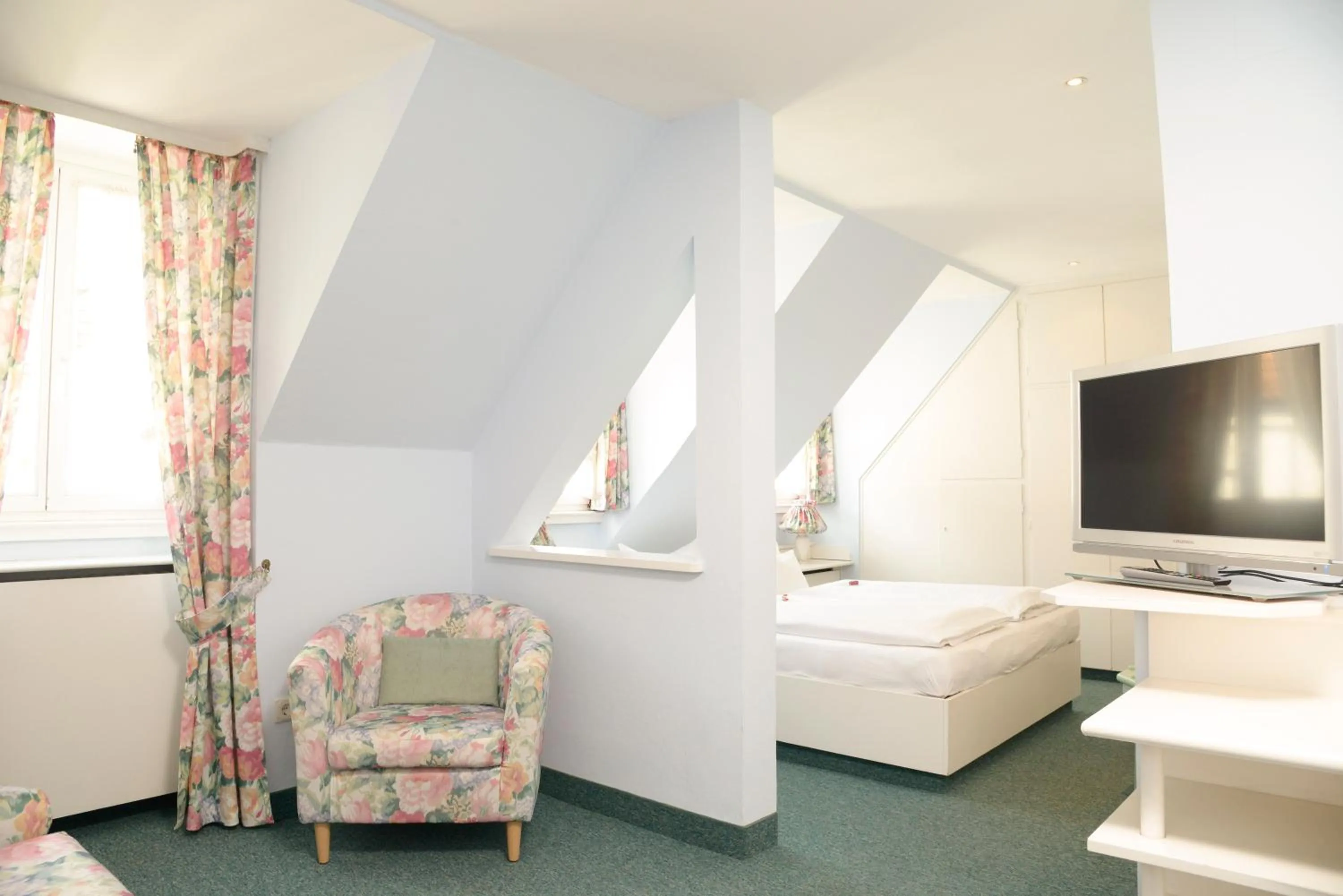 Bed in Hotel Till Eulenspiegel - Nichtrauchhotel - Garni