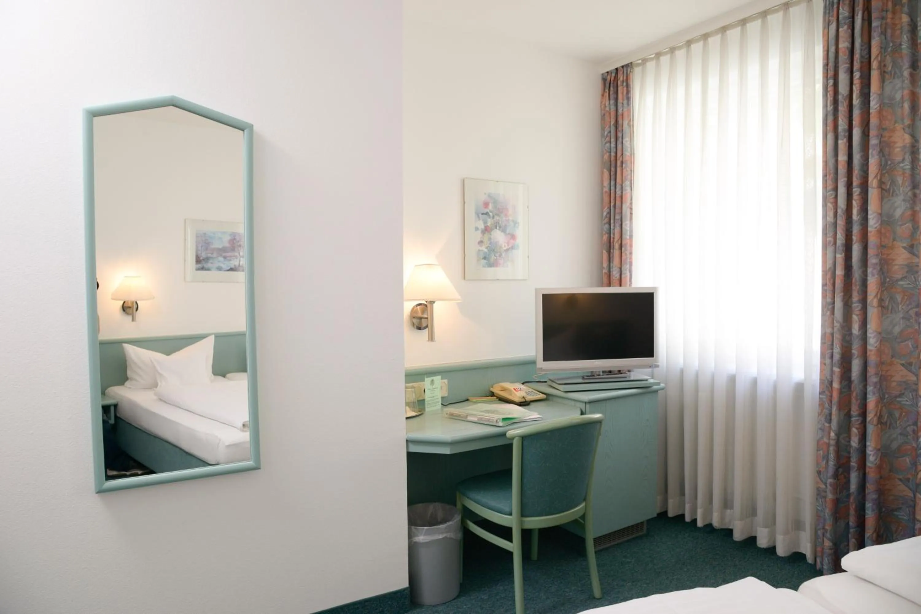 TV and multimedia, Bed in Hotel Till Eulenspiegel - Nichtrauchhotel - Garni