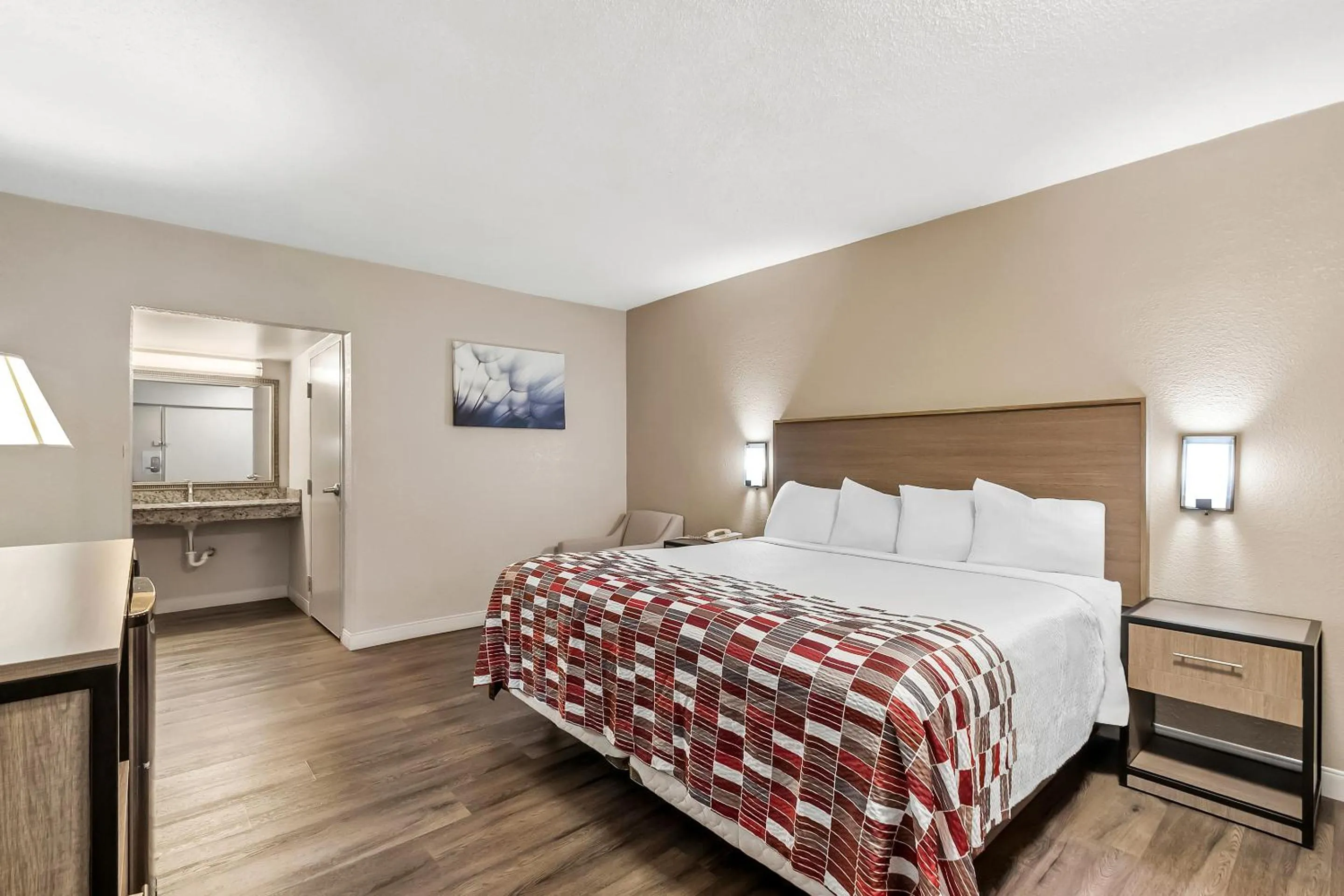 Photo of the whole room, Bed in Red Roof Inn Washington, DC