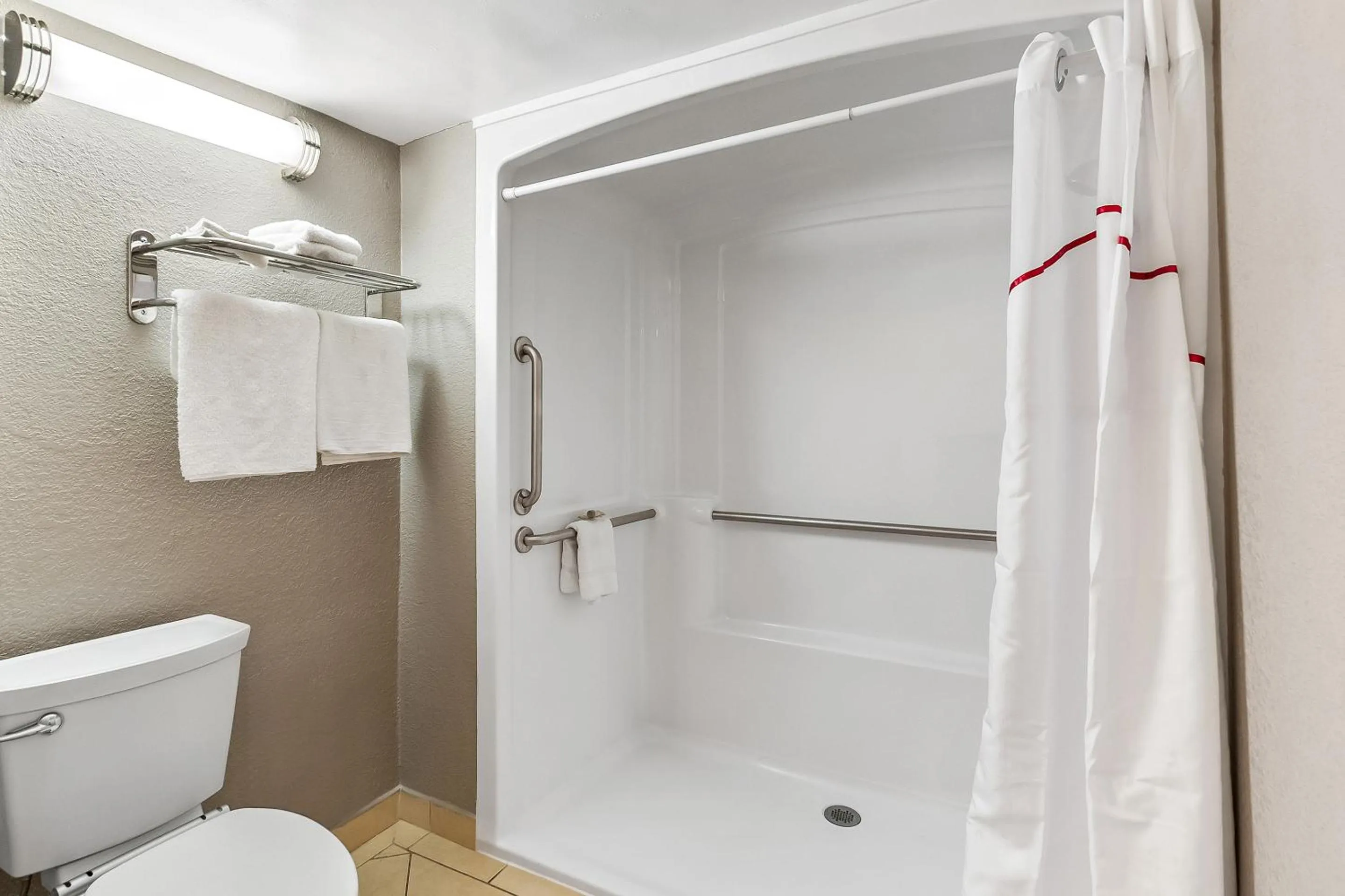 Bathroom in Red Roof Inn Washington, DC