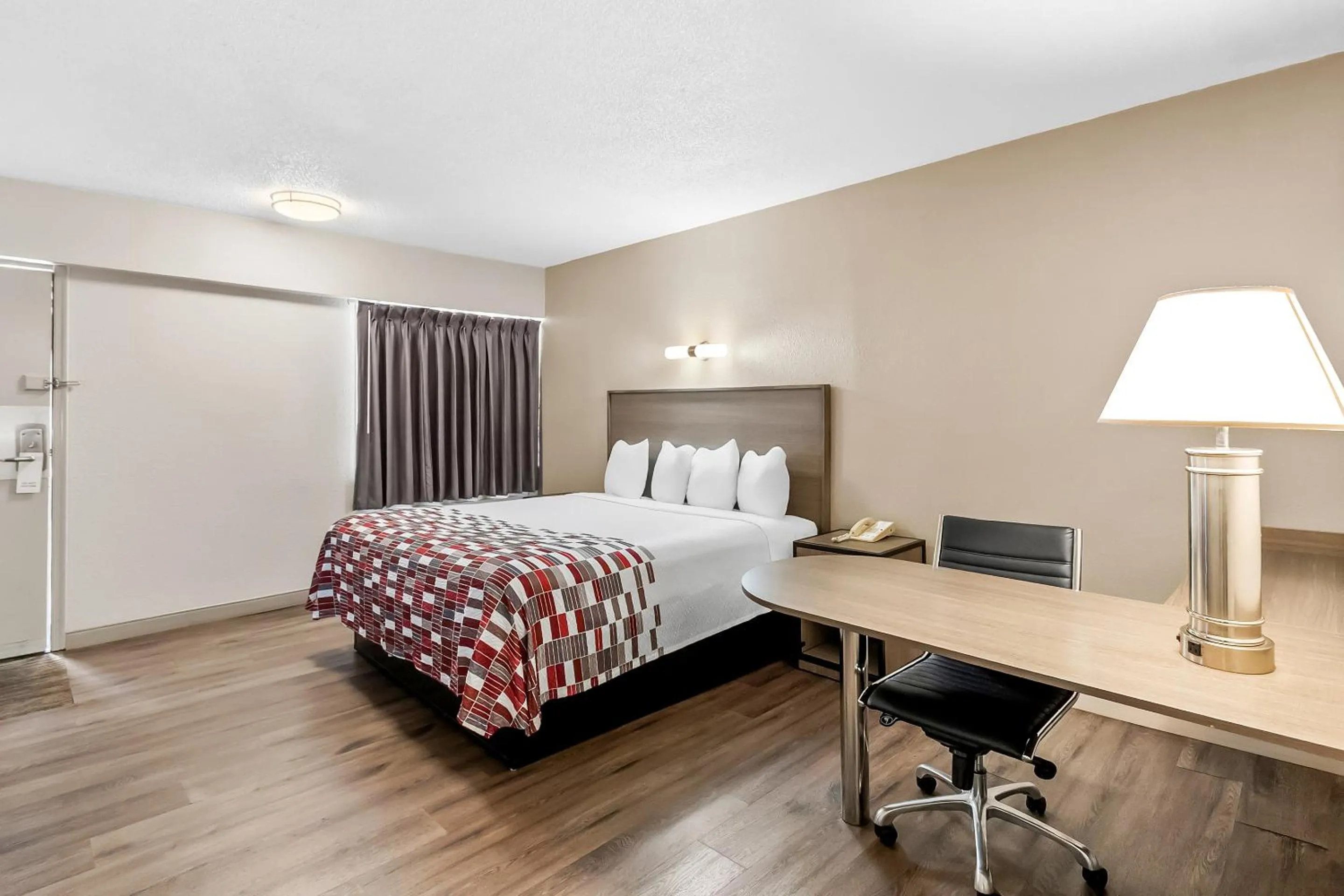 Bedroom, Bed in Red Roof Inn Washington, DC