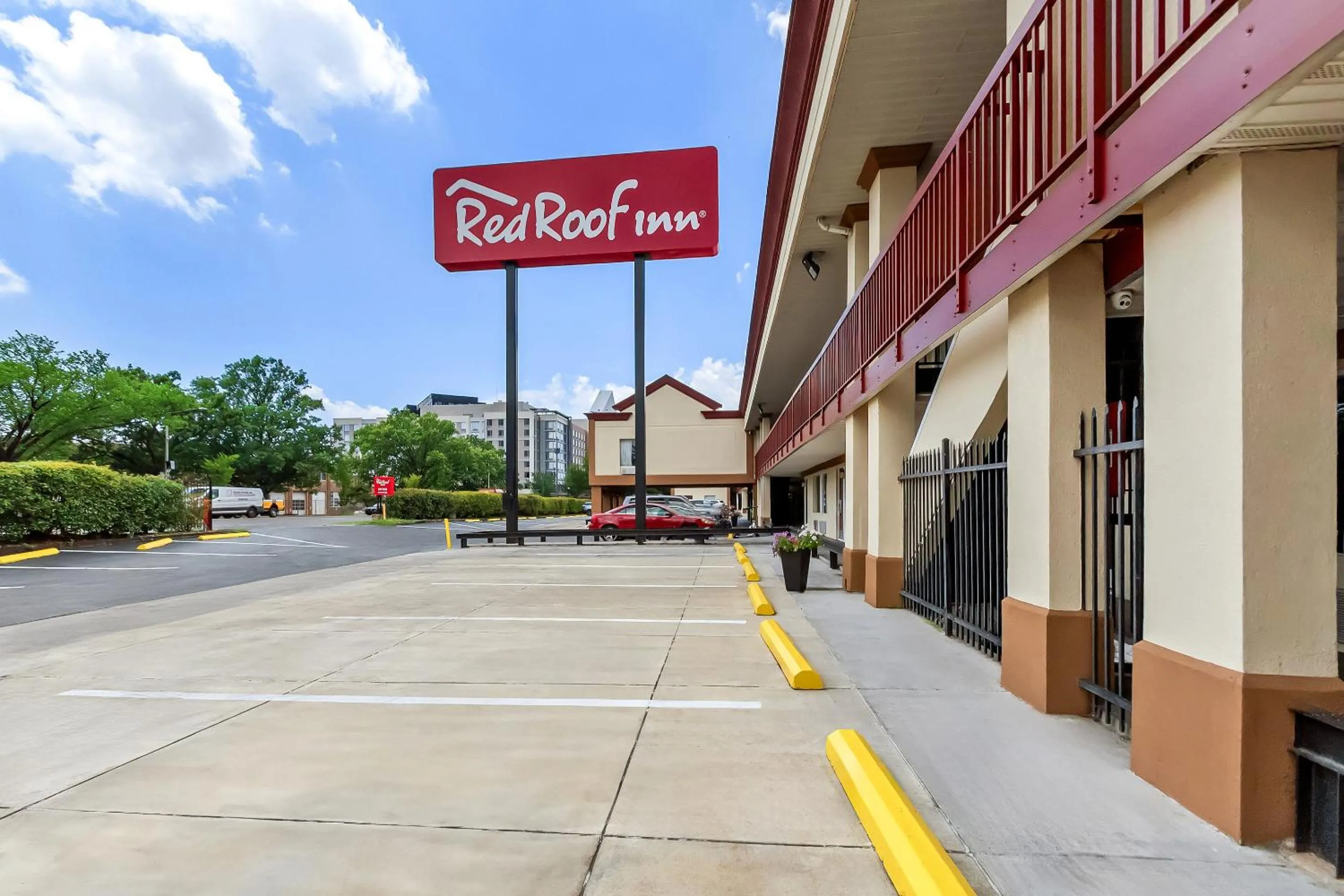 Property building in Red Roof Inn Washington, DC