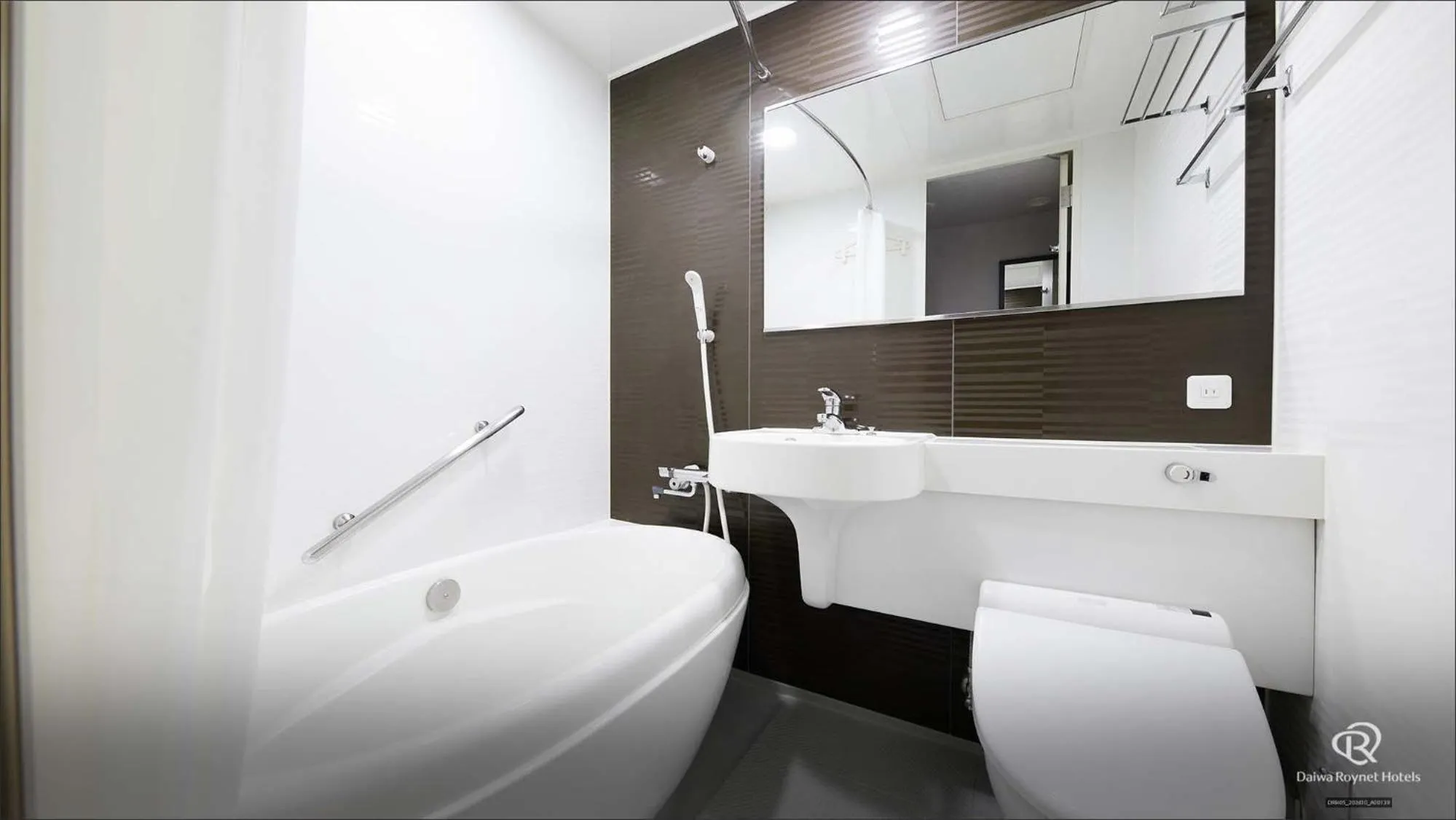 Shower in Daiwa Roynet Hotel Osaka Yotsubashi