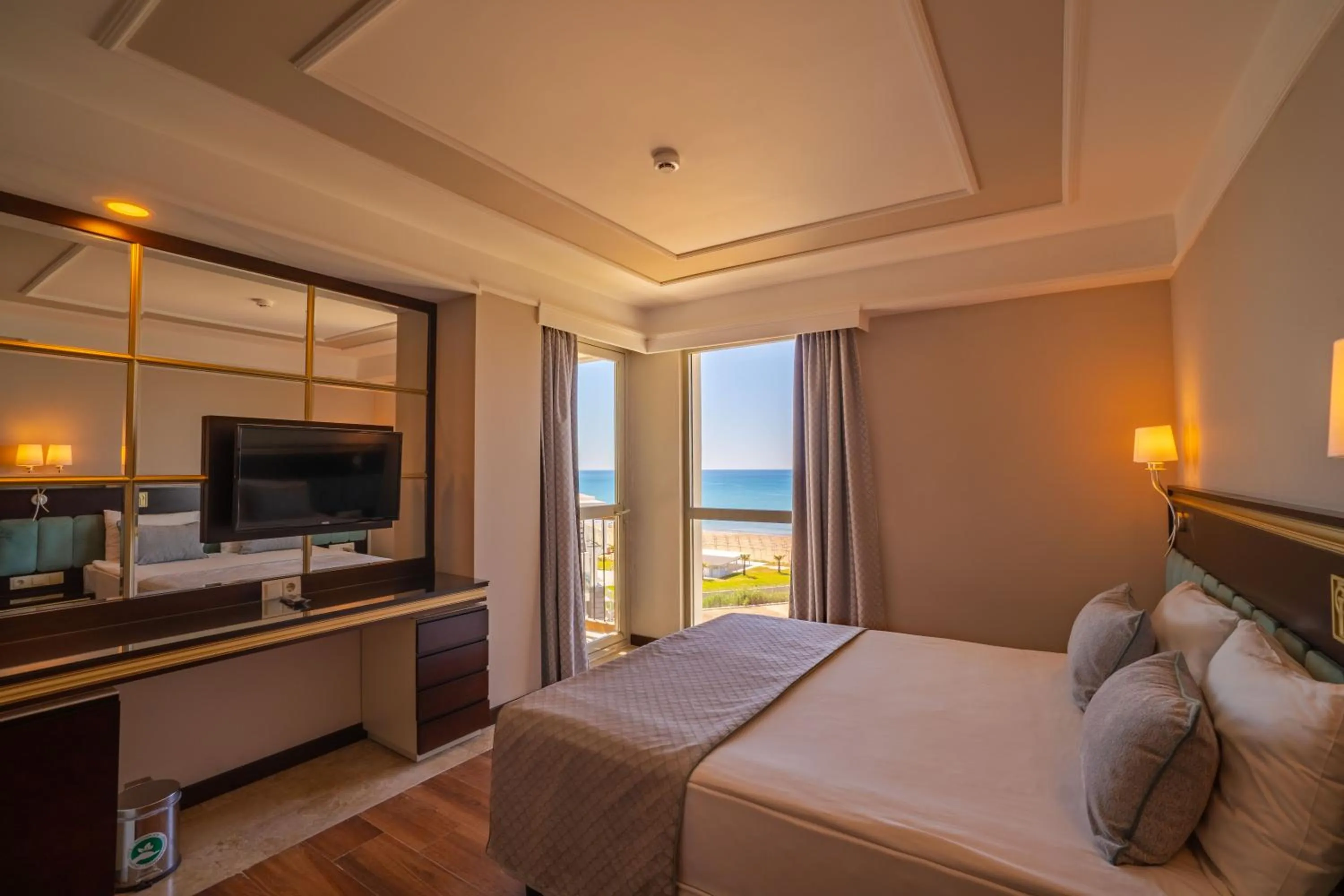 Photo of the whole room, Bed in Royal Atlantis Spa & Resort