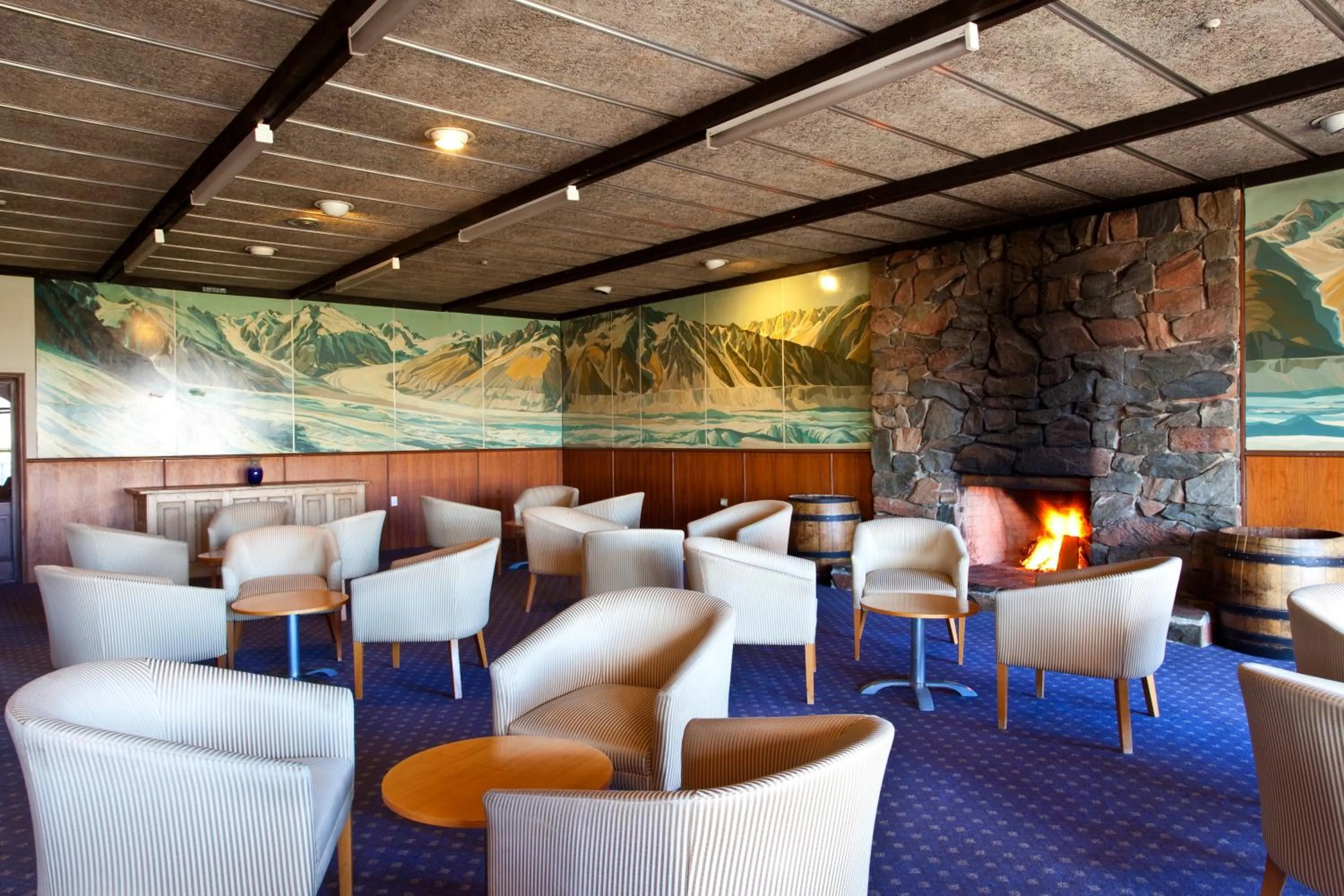 Communal lounge/ TV room in Discovery Countrytime Hotel