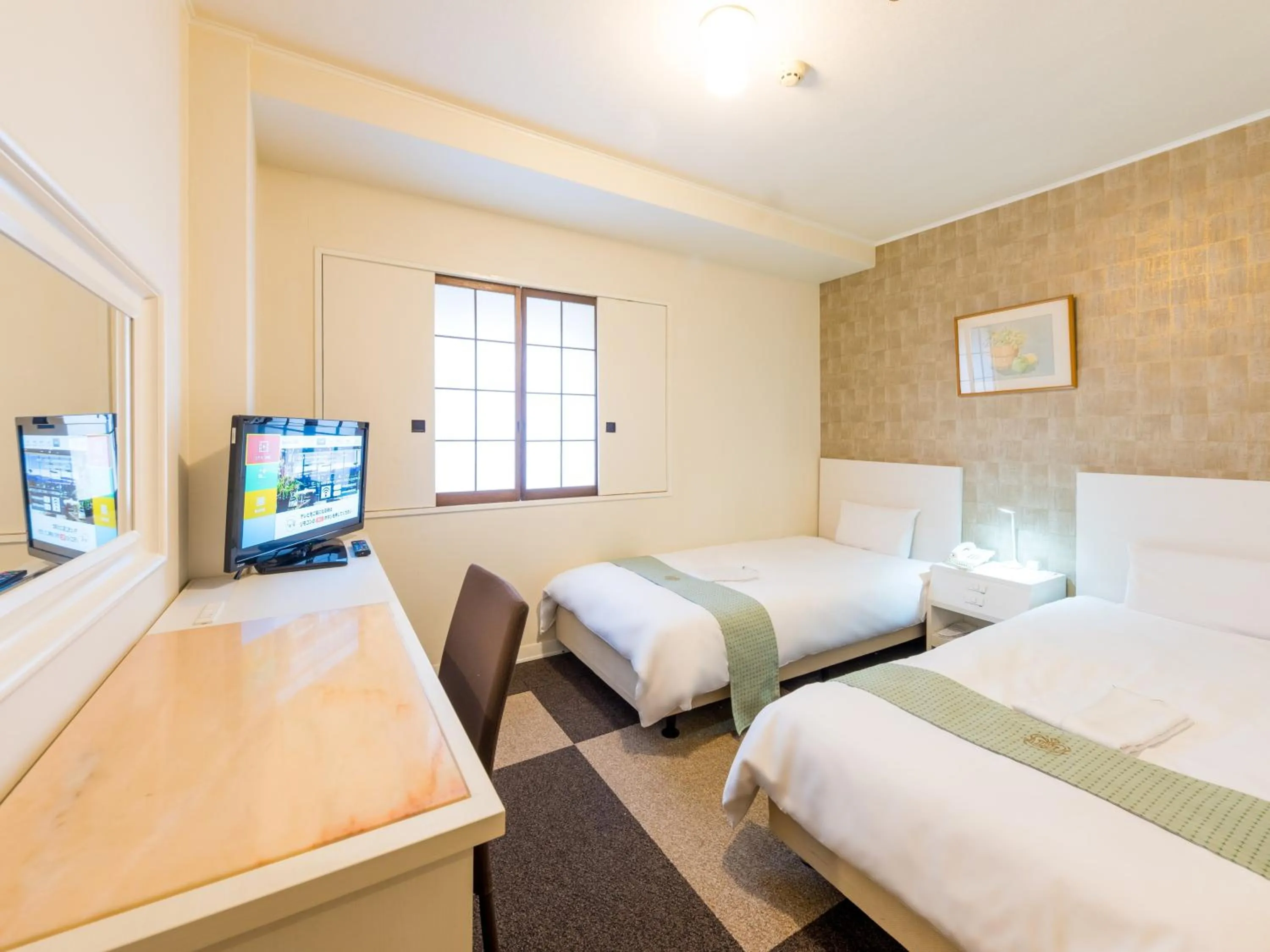 Photo of the whole room, Bed in New Osaka Hotel