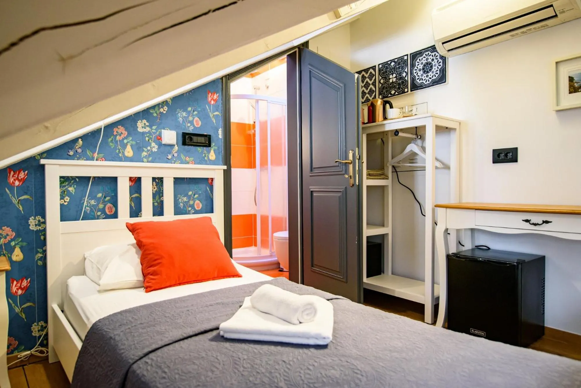 Bed in ART HOME ARTHUR by DuHomes