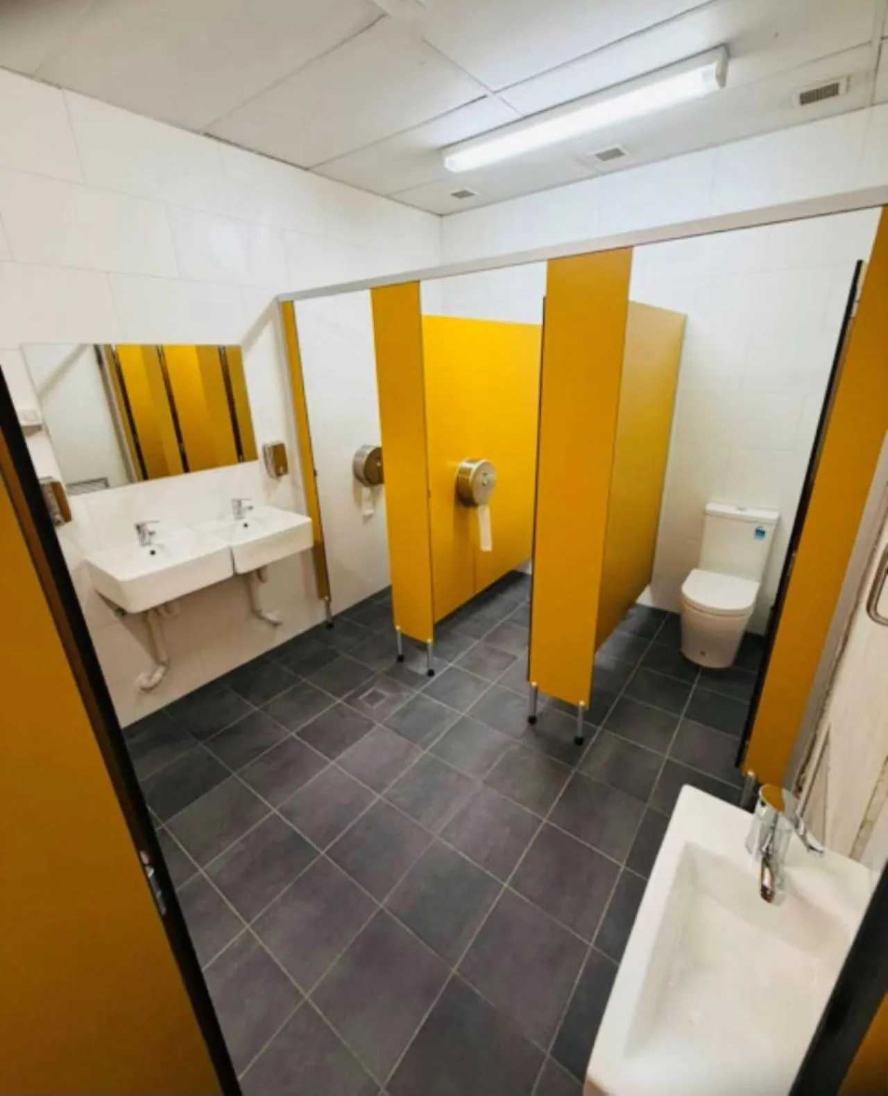 Shower in Big Backpackers Hostel