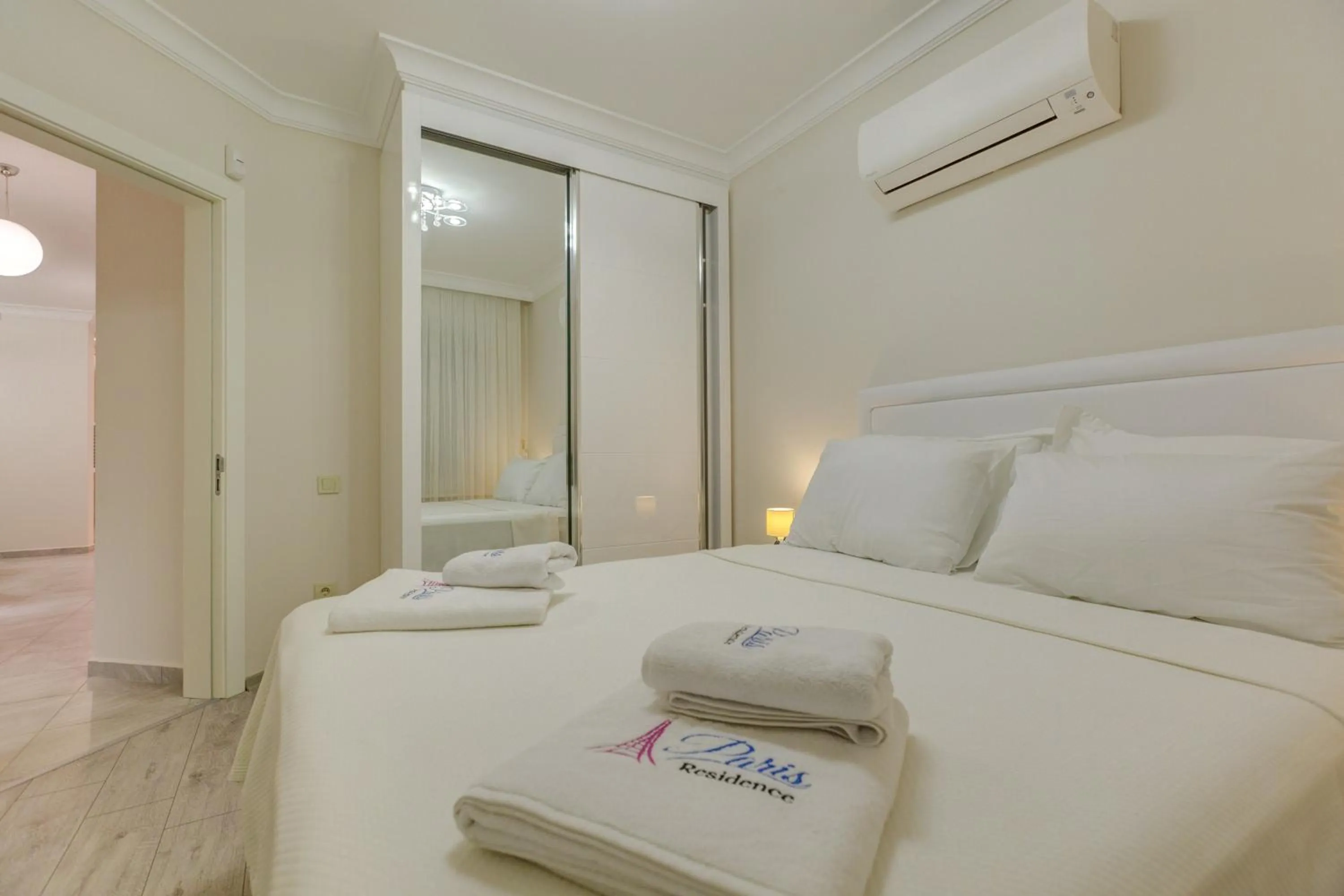 Bed in Paris Residence Cesme