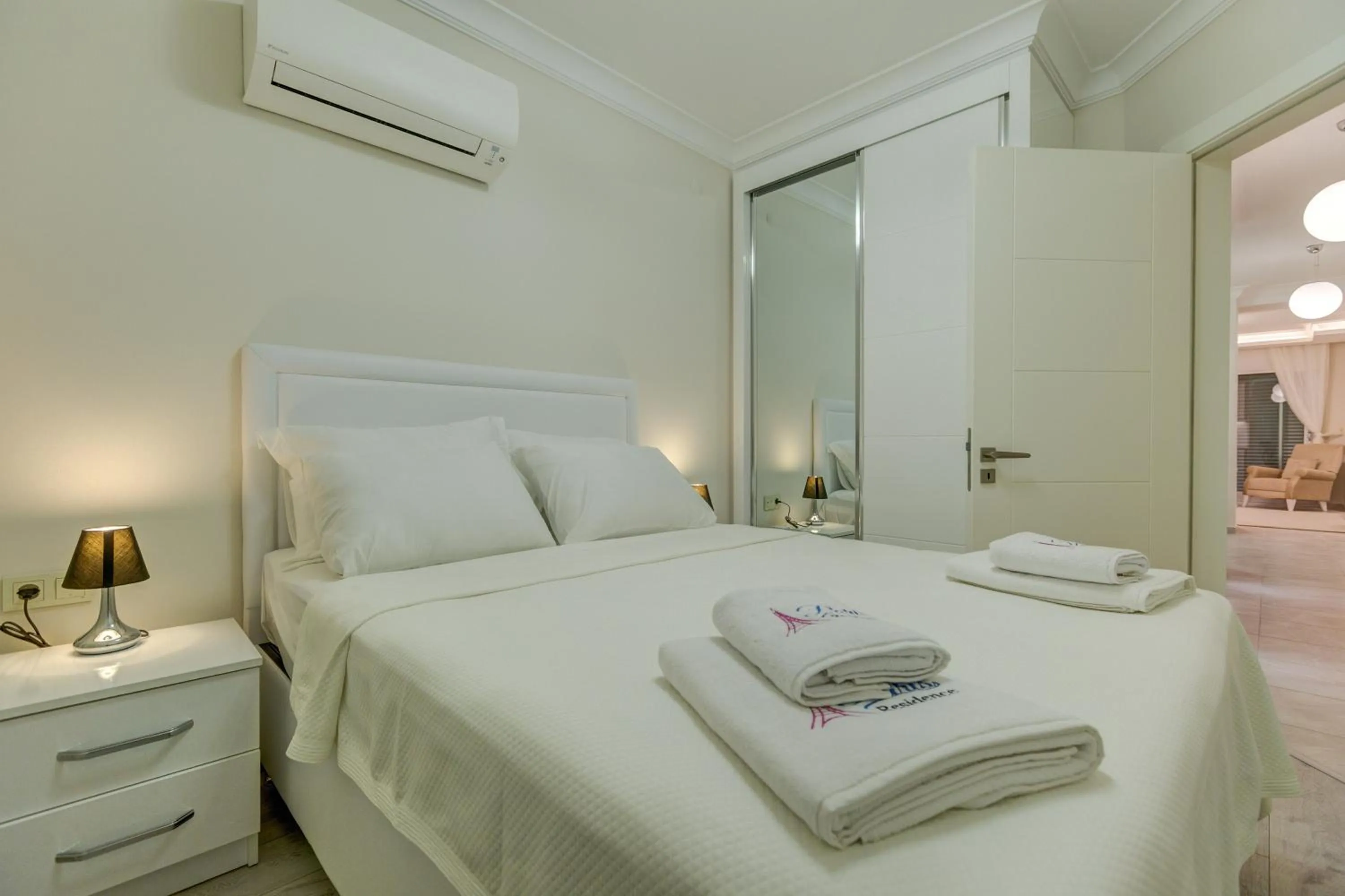 Bed in Paris Residence Cesme