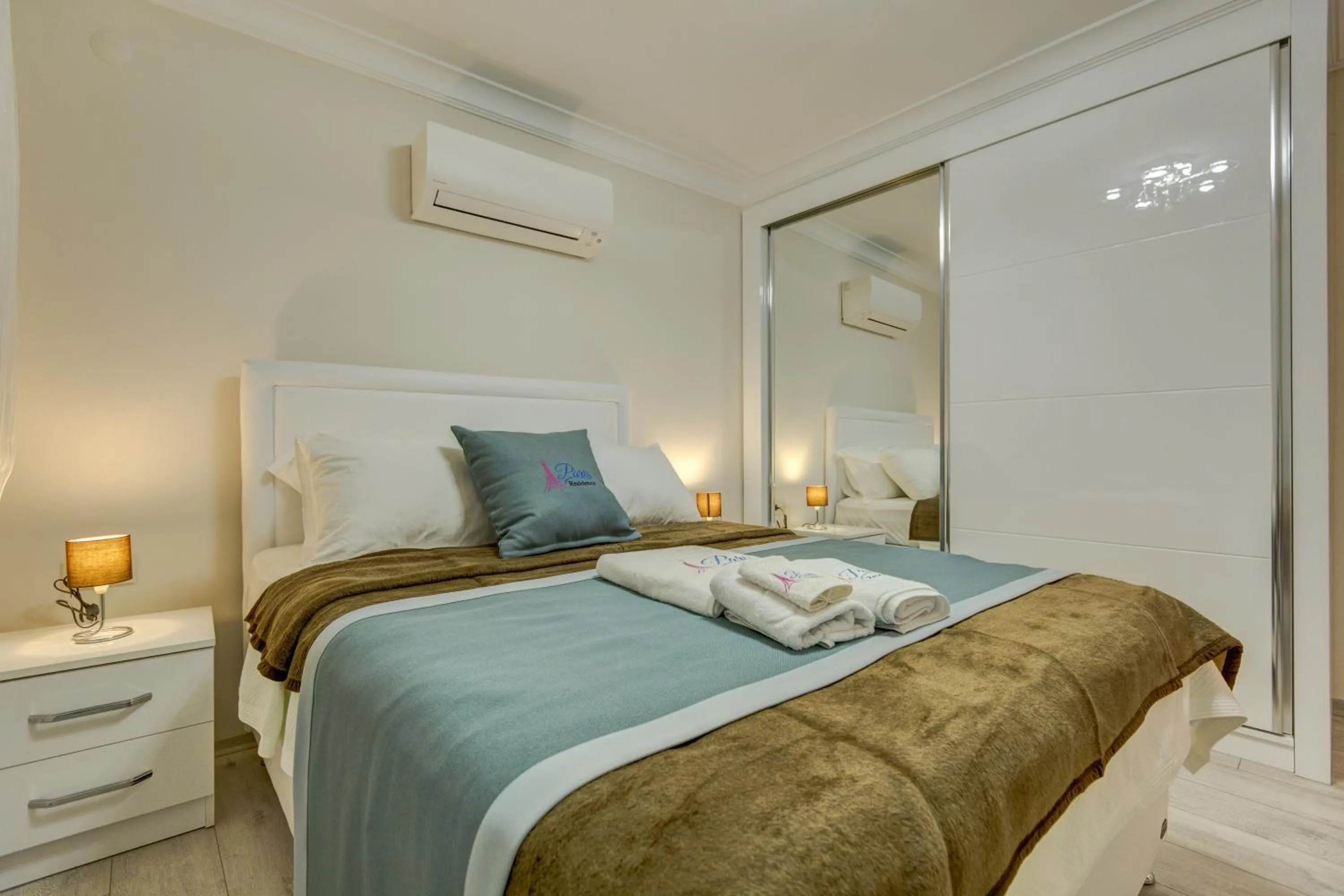 Bed in Paris Residence Cesme