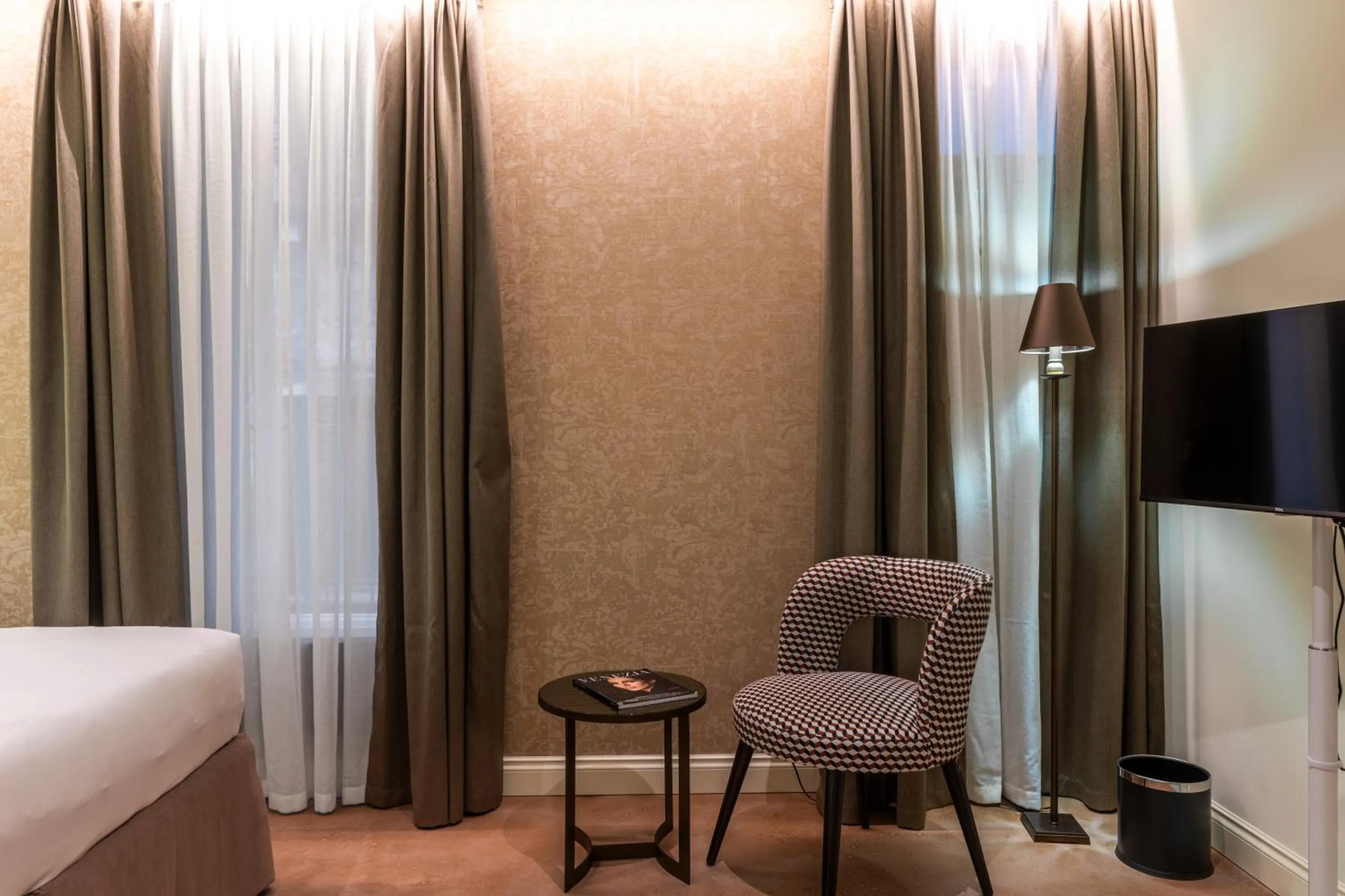 Living room, Bed in Acca Hotel