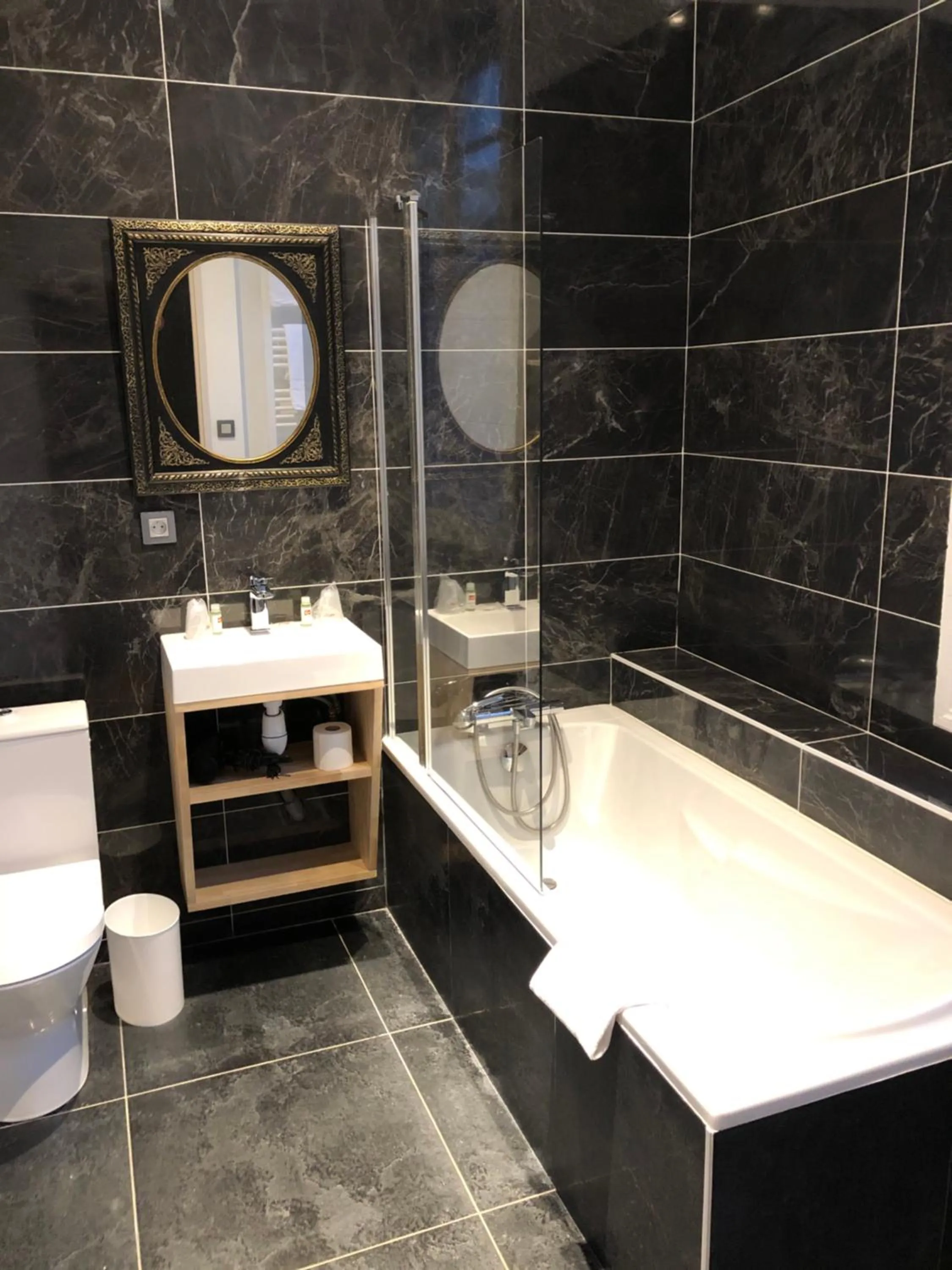 Bathroom in Hotel Du Cygne Tours