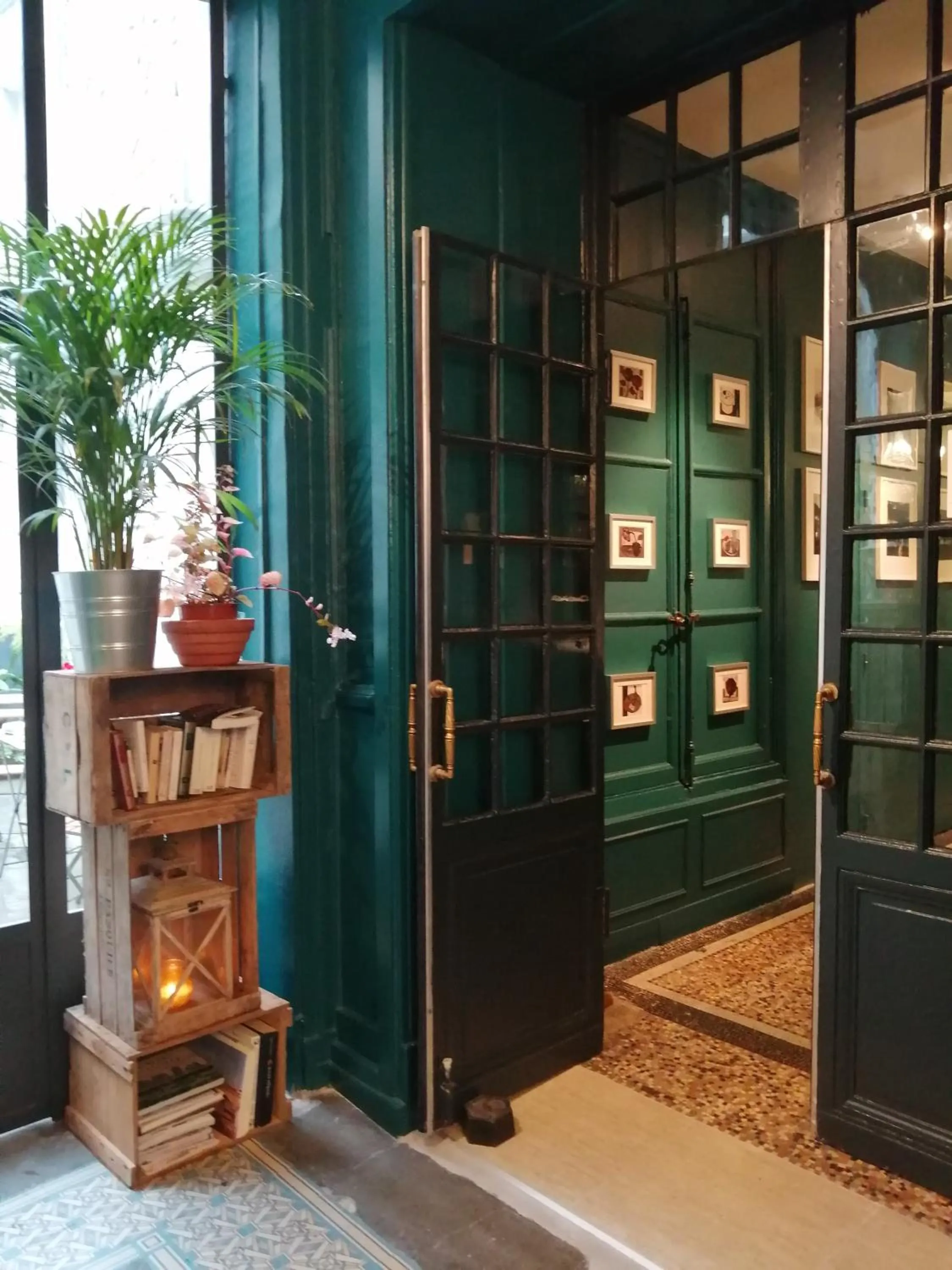 Library in Hotel Du Cygne Tours