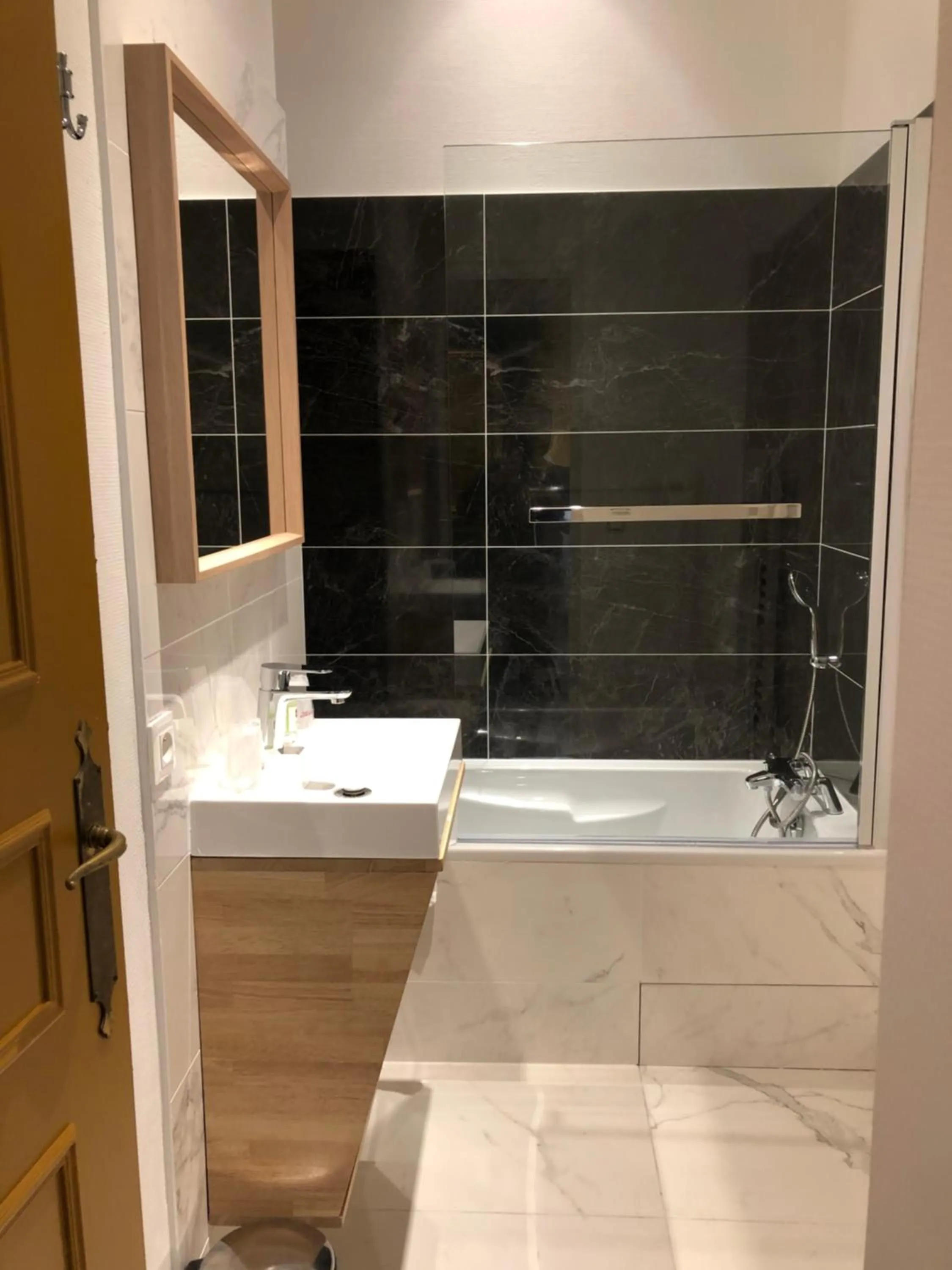 Bathroom in Hotel Du Cygne Tours