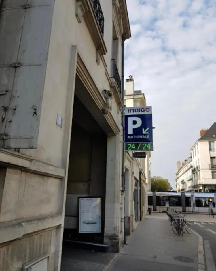 Parking in Hotel Du Cygne Tours
