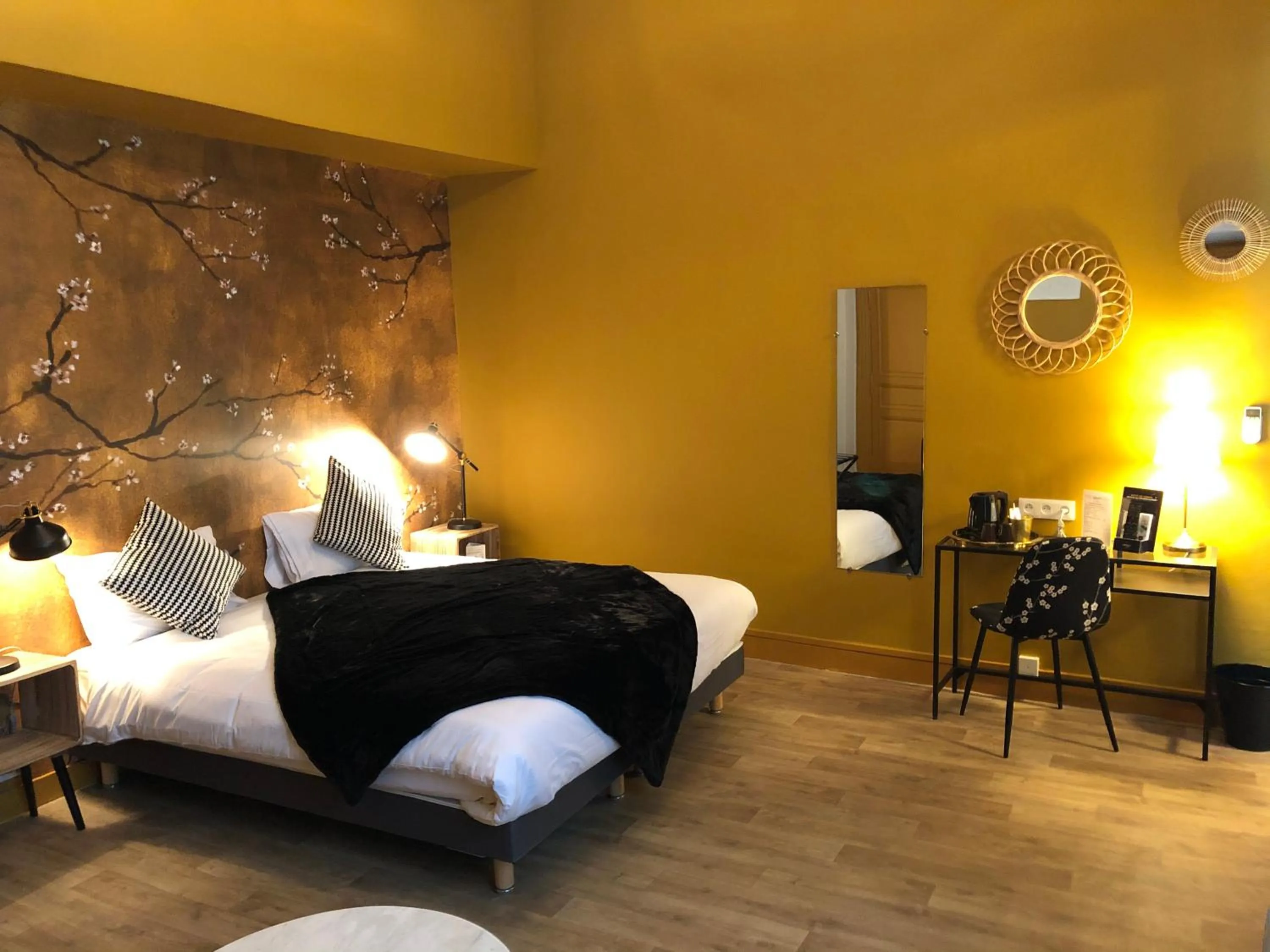 Photo of the whole room, Bed in Hotel Du Cygne Tours
