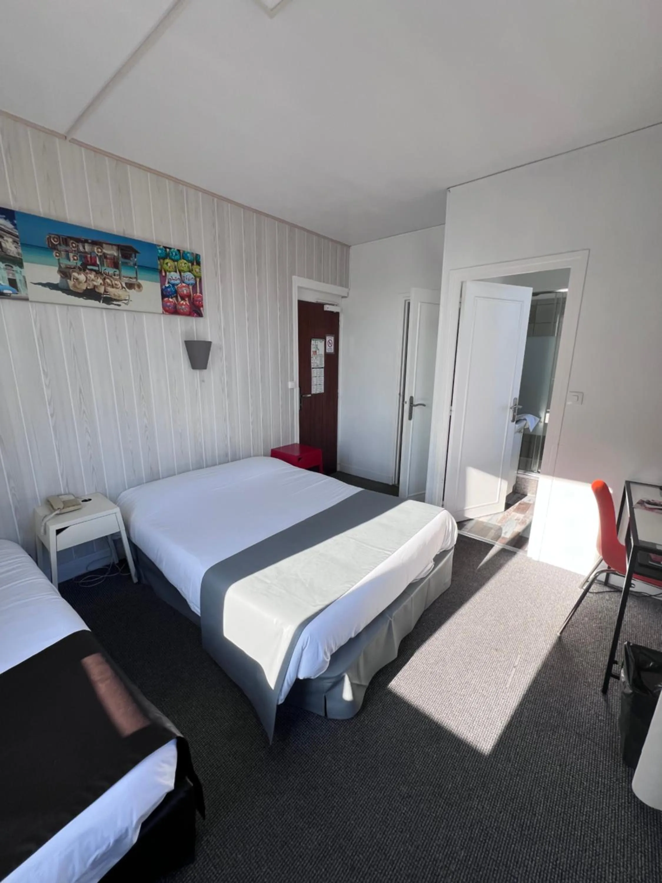 Photo of the whole room, Bed in Hotel De l'Univers