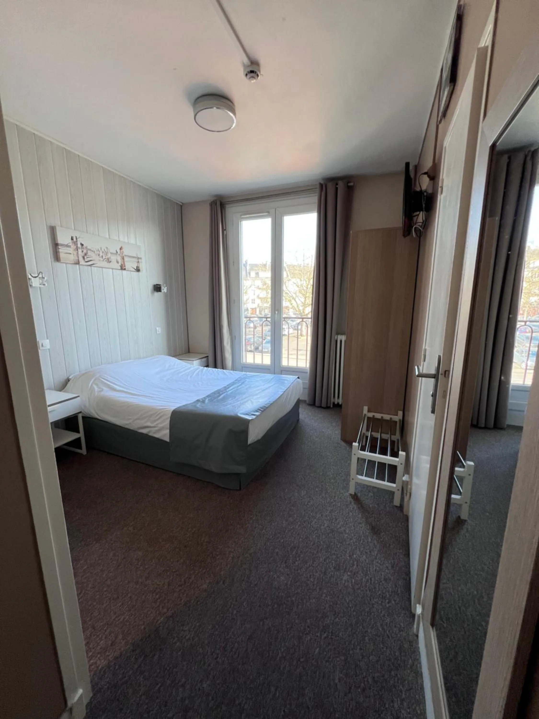 Photo of the whole room, Bed in Hotel De l'Univers