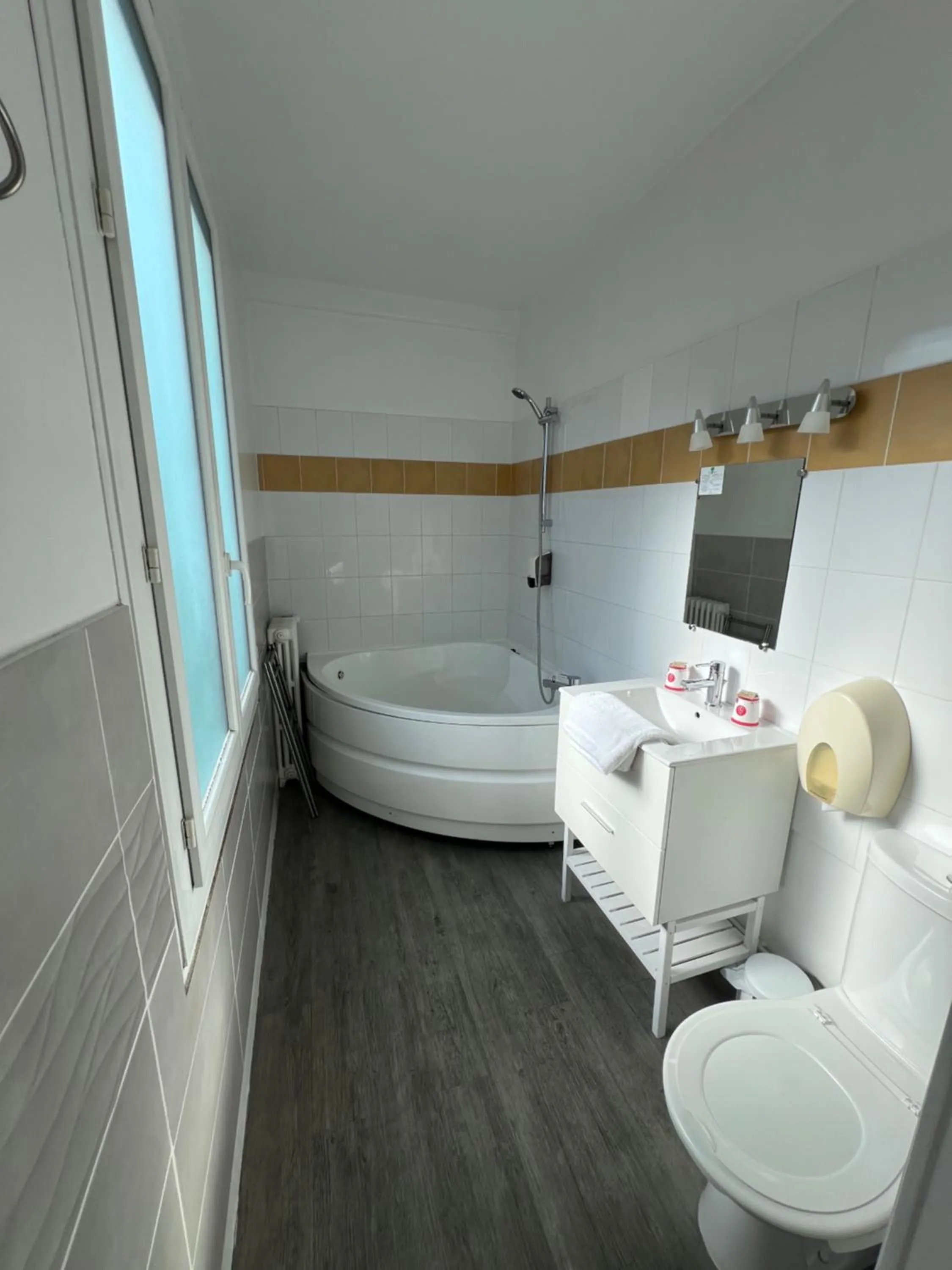 Bathroom, Bed in Hotel De l'Univers