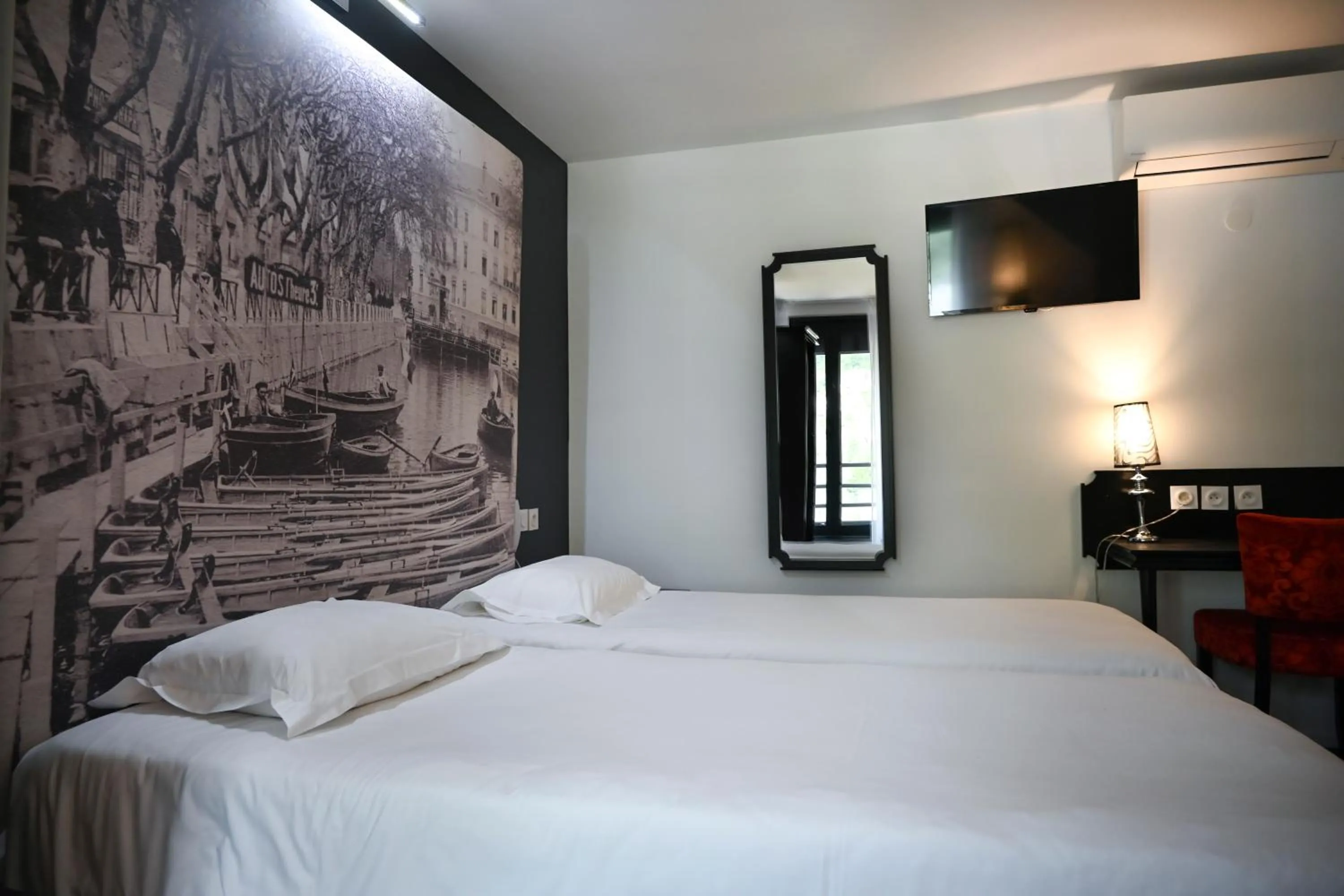 Bed in Hôtel Les Muses