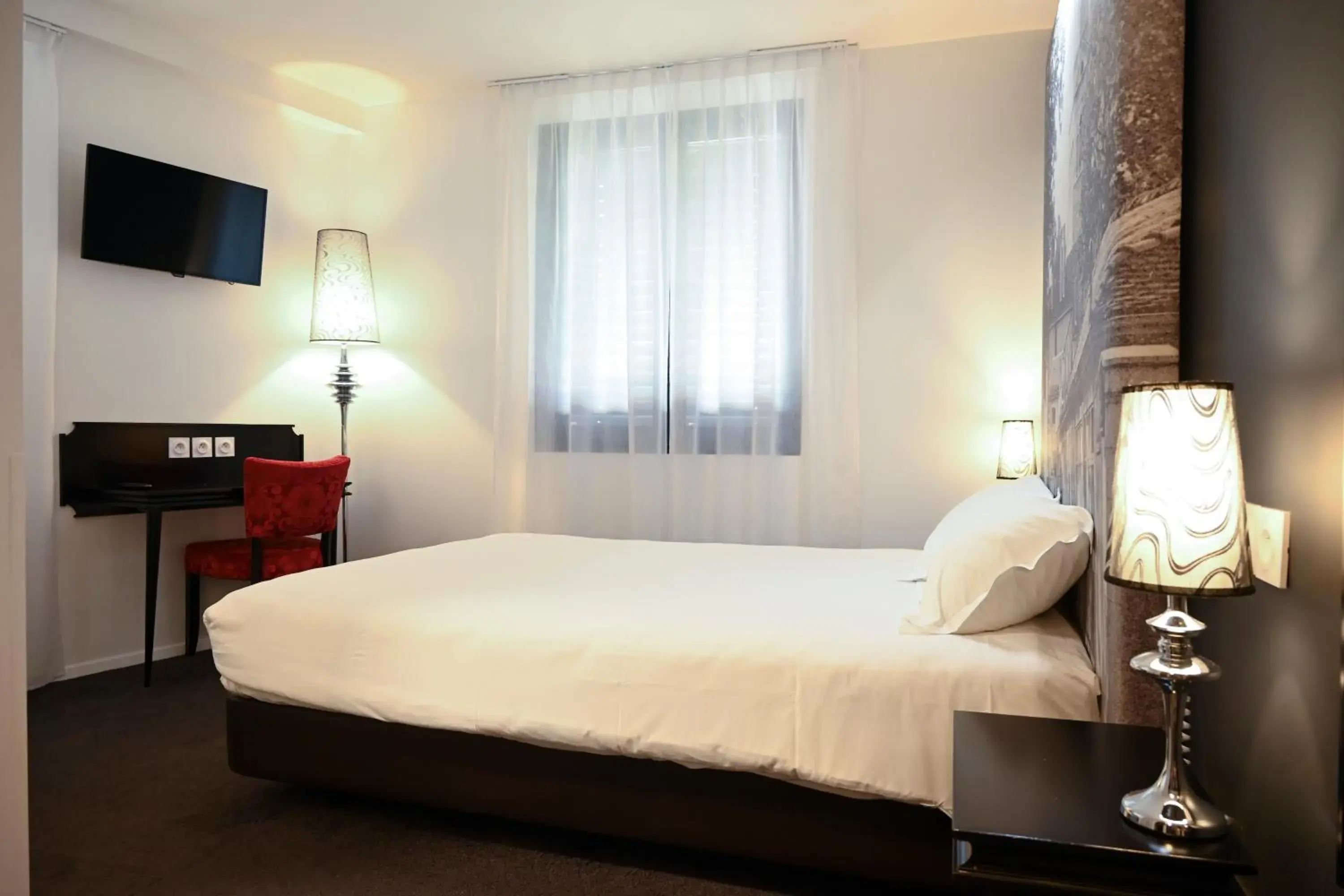 Double Room with Lake View - Main Building in Hôtel Les Muses Double Room with Lake View - Main Building in Hôtel Les Muses