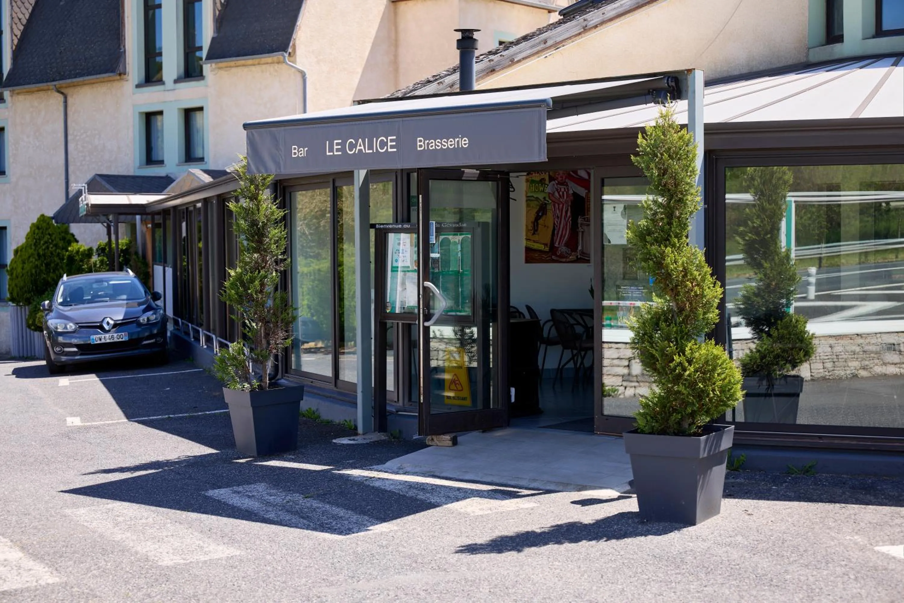 Property building in Hôtel-Restaurant Le Calice Du Gevaudan - A75