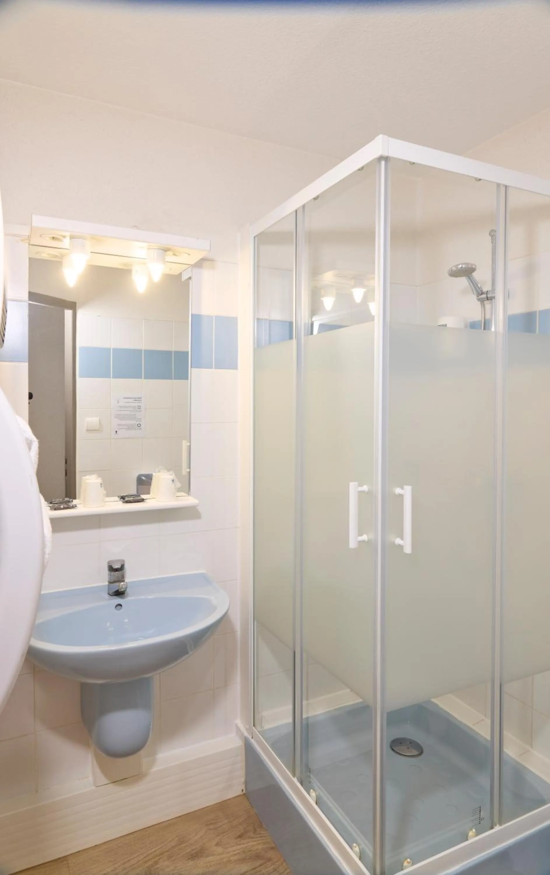 Shower in Hôtel-Restaurant Le Calice Du Gevaudan - A75