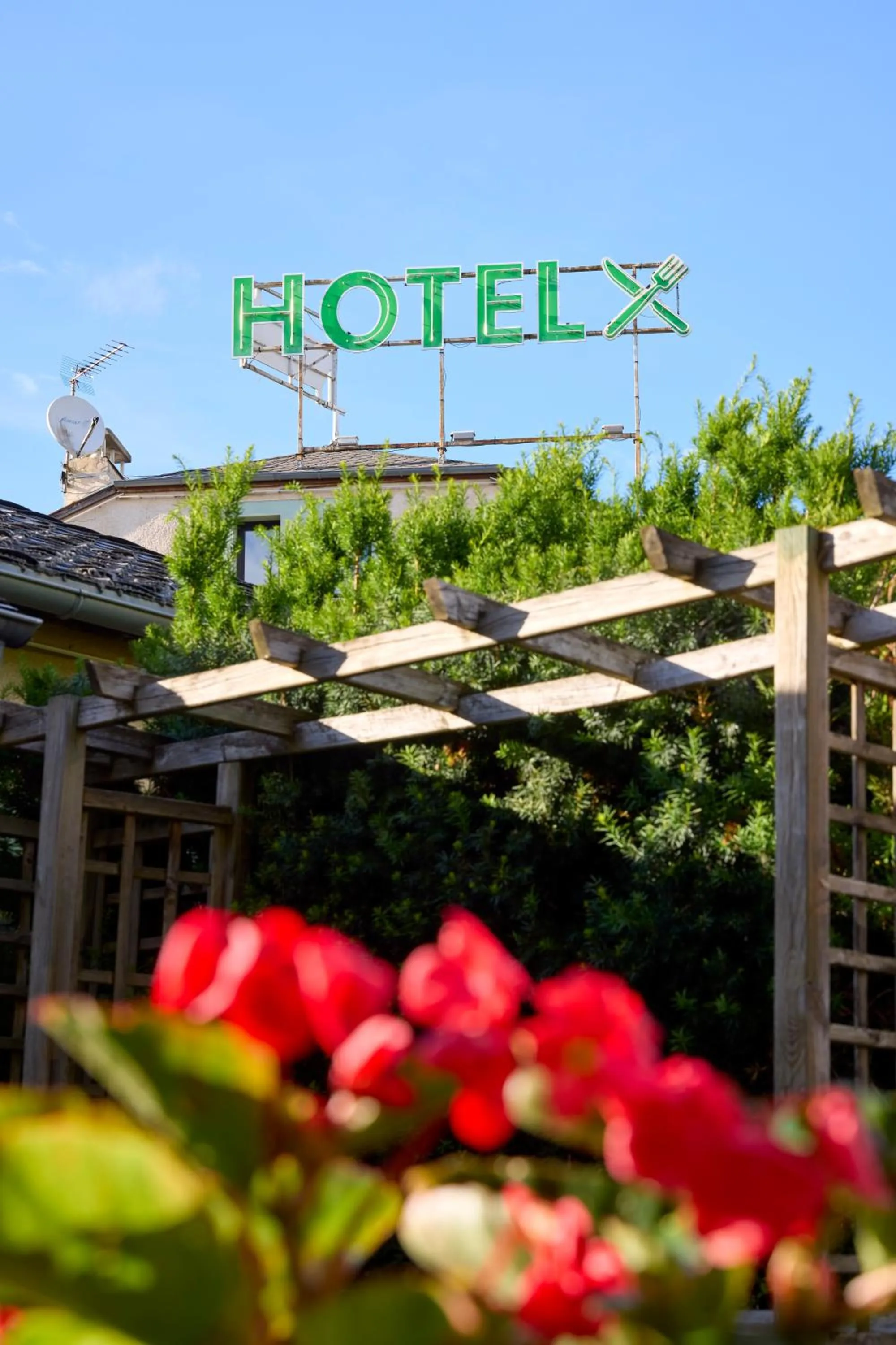 Property logo or sign in Hôtel-Restaurant Le Calice Du Gevaudan - A75