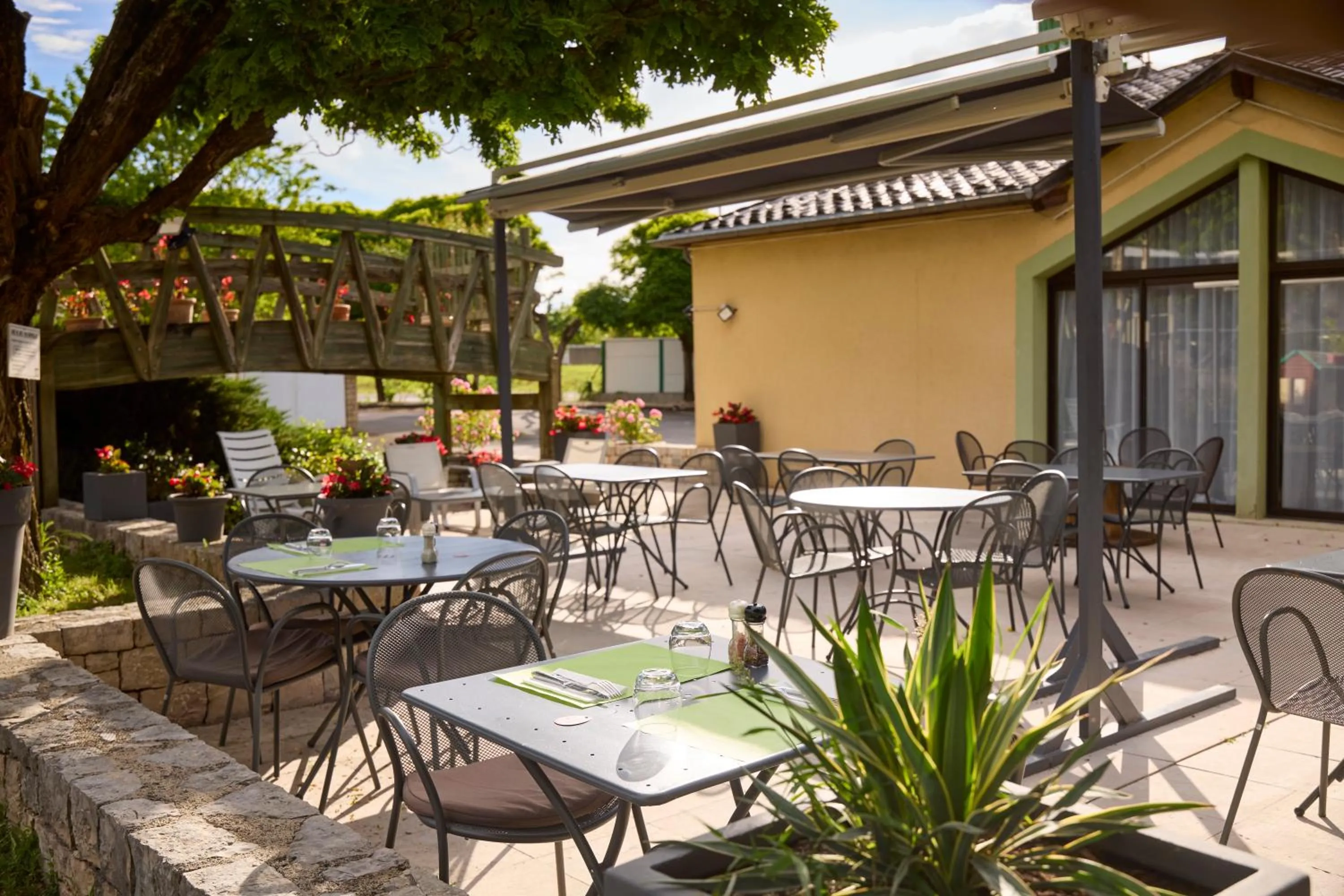 Patio in Hôtel-Restaurant Le Calice Du Gevaudan - A75