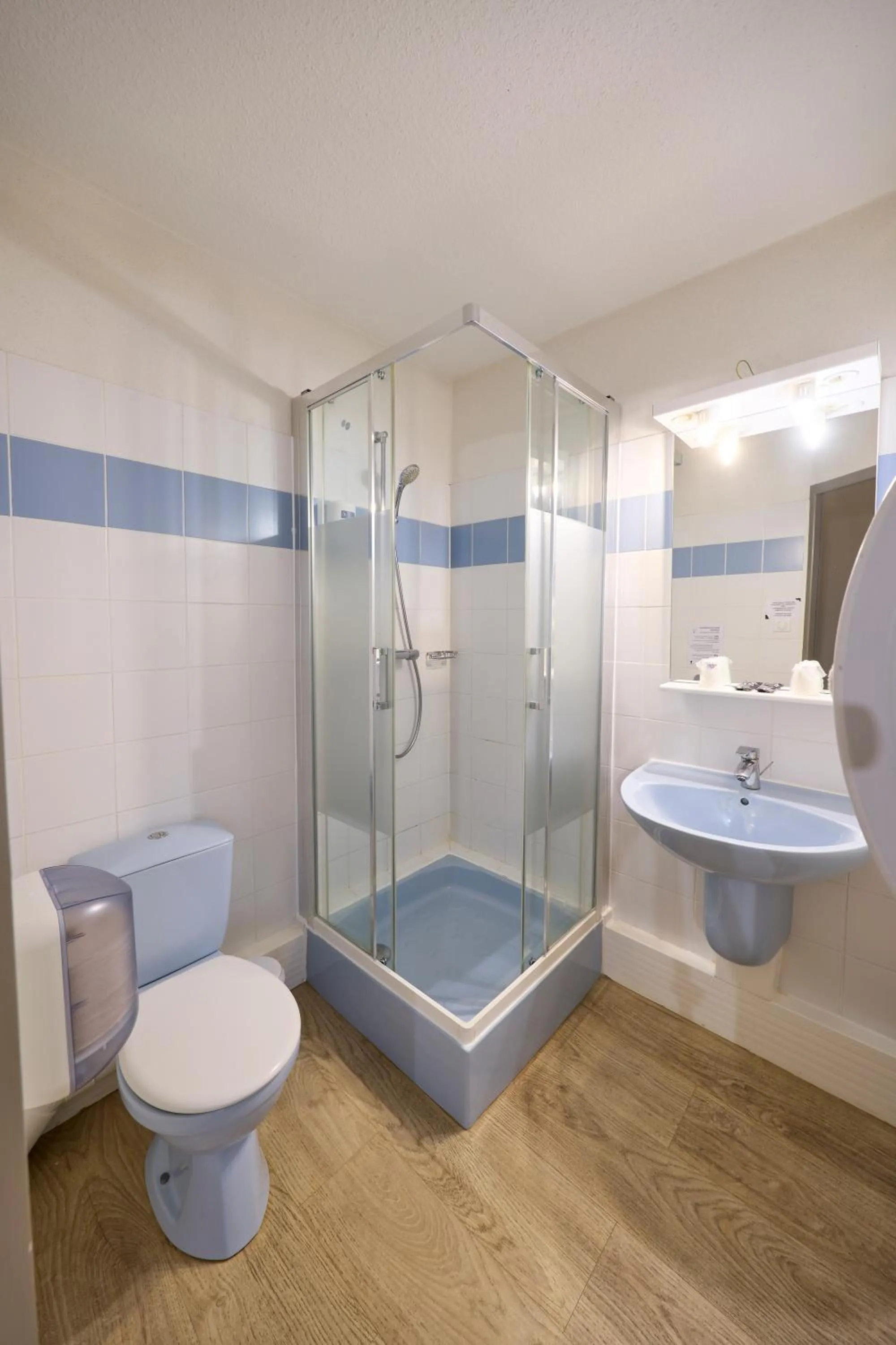 Shower in Hôtel-Restaurant Le Calice Du Gevaudan - A75