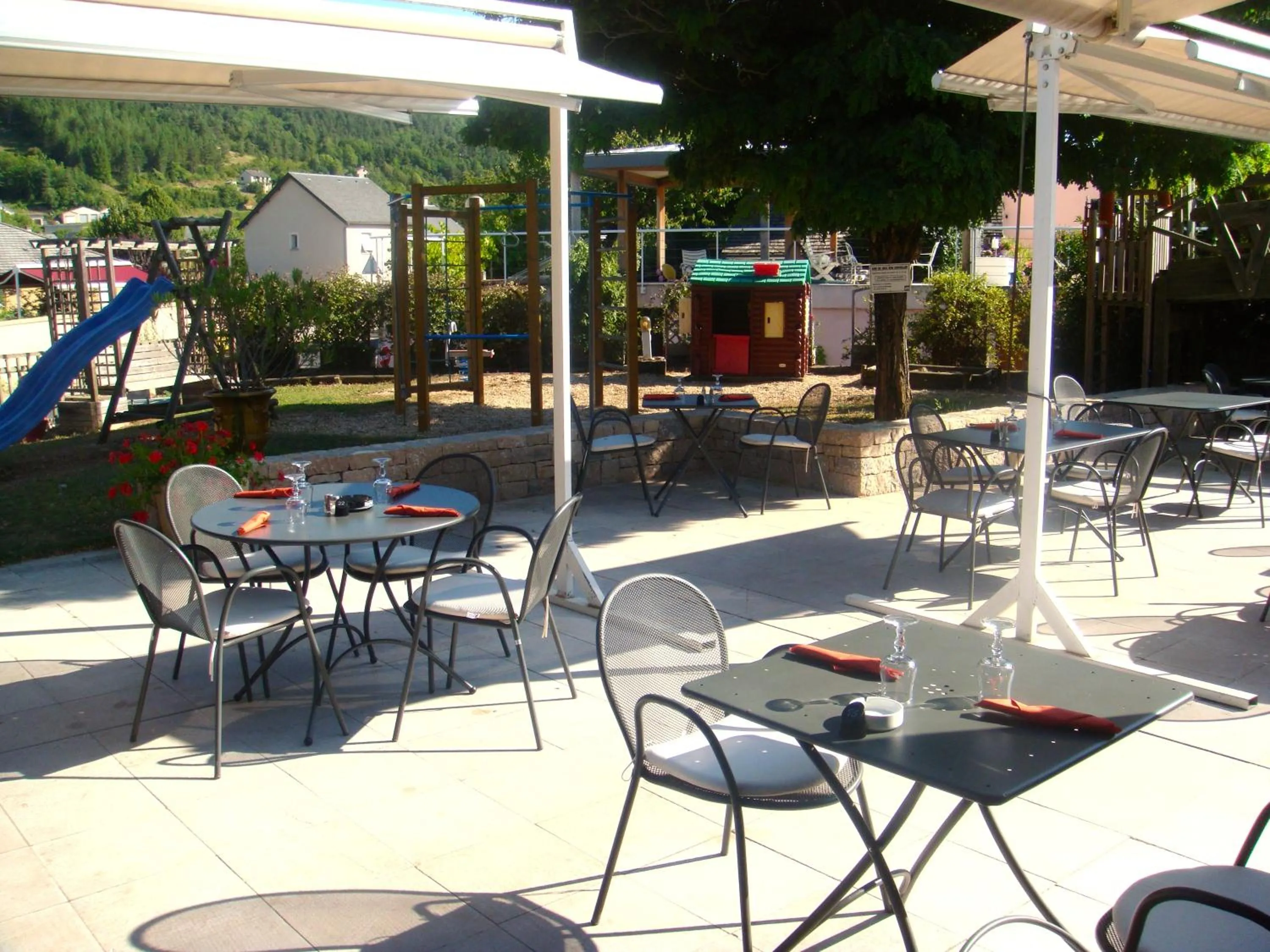 Restaurant/places to eat in Hôtel-Restaurant Le Calice Du Gevaudan - A75